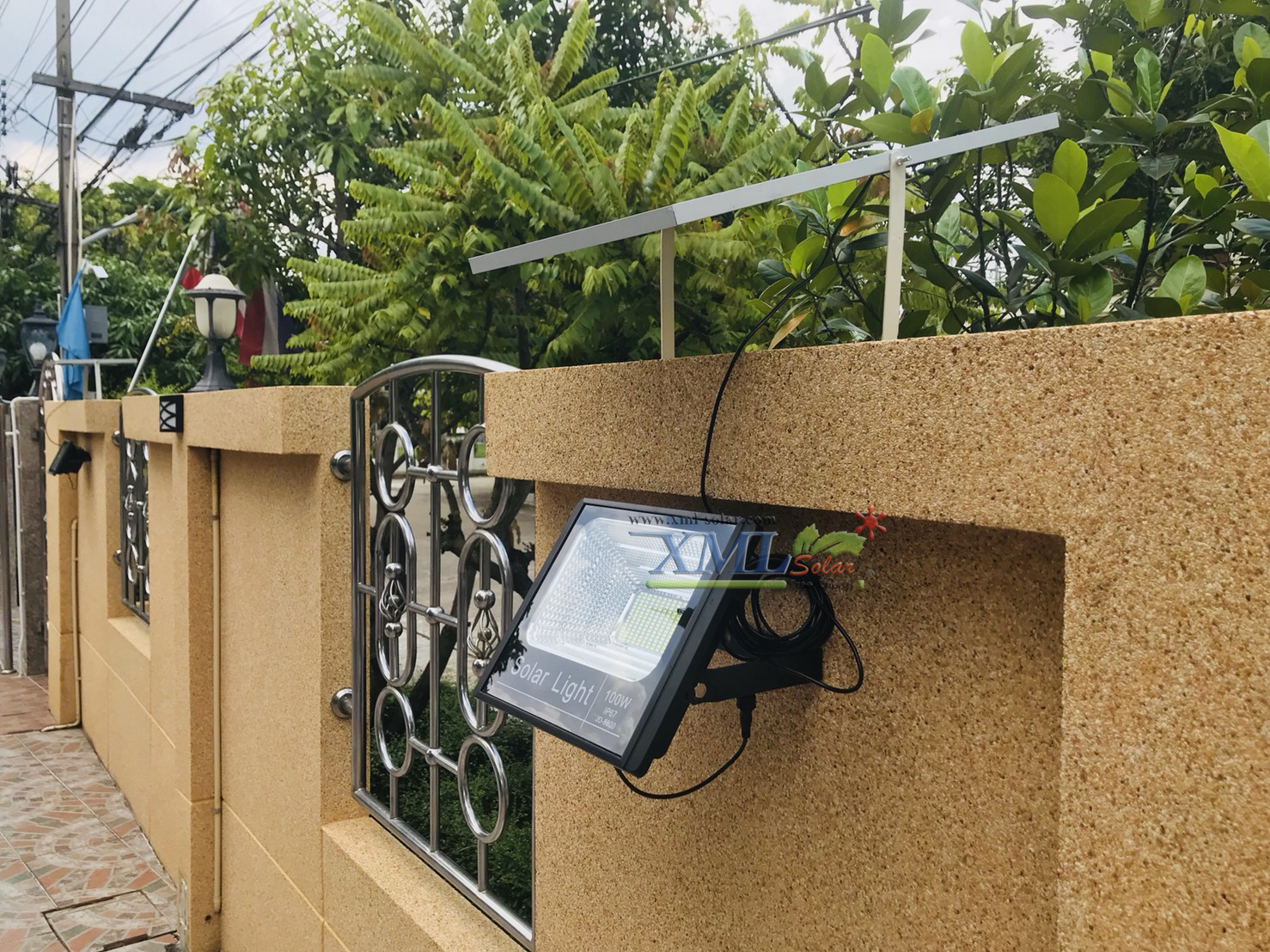 สปอร์ตไลท์โซล่าเซลล์ 100 W. รุ่นใหม่ JD8800L (แสง : ขาว)