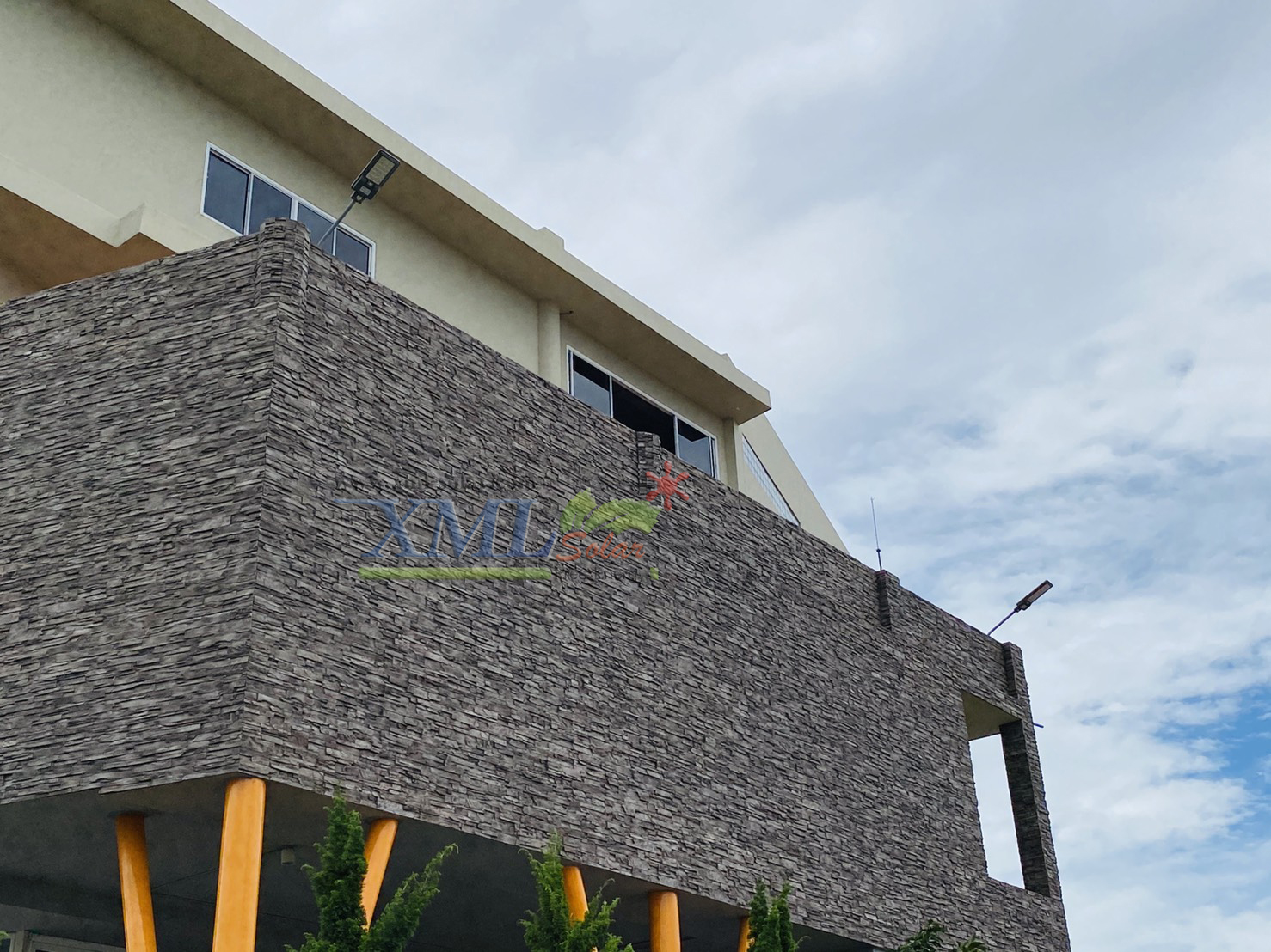 โคมไฟถนนโซล่าเซลล์ XML-Solar 300W (แสง : ขาว)(สว่างค้าง)