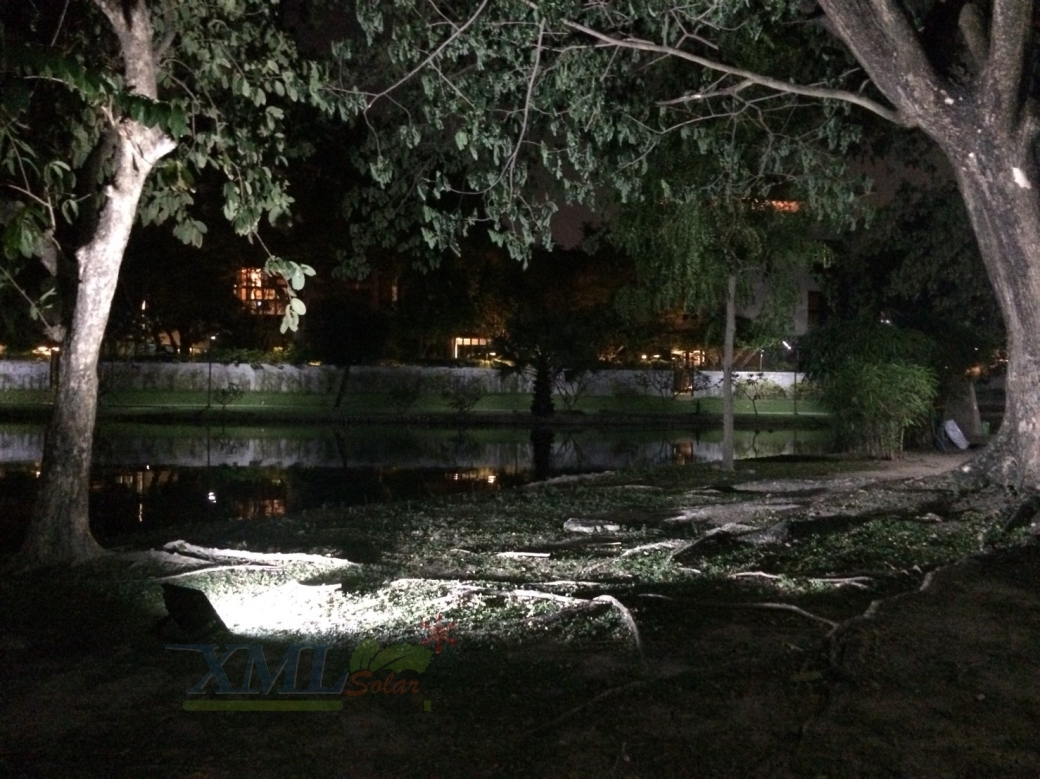 สปอร์ตไลท์โซล่าเซลล์ 100 W. รุ่นใหม่ JD8800L (แสง : ขาว)