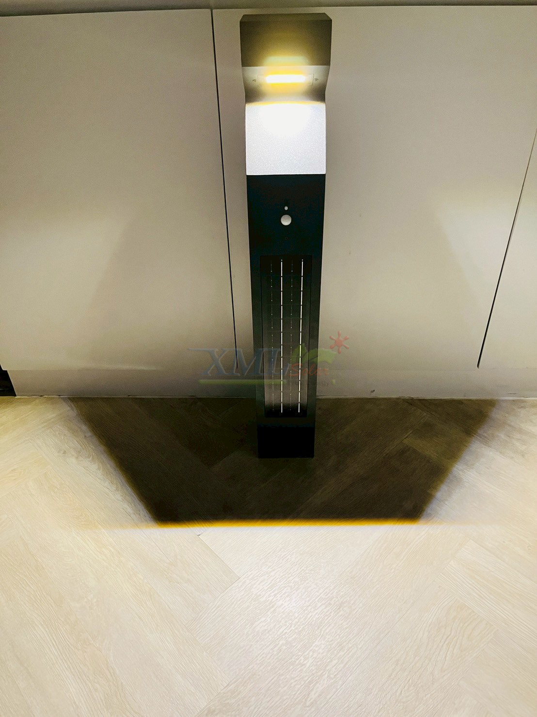 โคมไฟตั้งพื้นโซล่าเซลล์ รุ่น TC-11864 (แสง: เหลืองวอมไวท์)