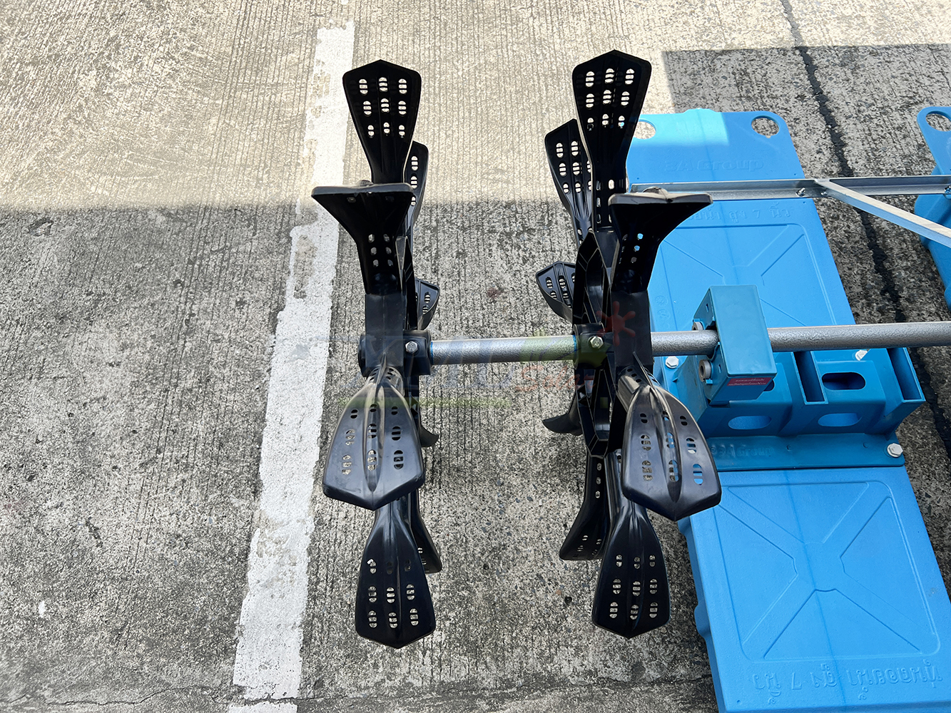 กังหันตีน้ำโซล่าเซลล์ รุ่นช้างน้อย 4 ใบพัด 3 ทุ่น