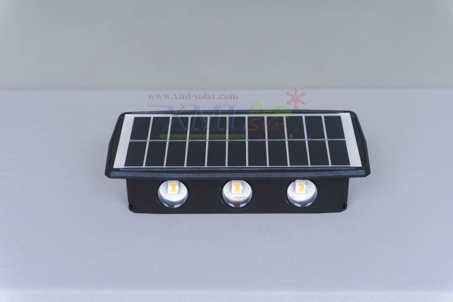 โคมไฟผนังโซล่าเซลล์ 6 LED รุ่นส่องบนล่าง (แสง : เหลืองเข้ม)