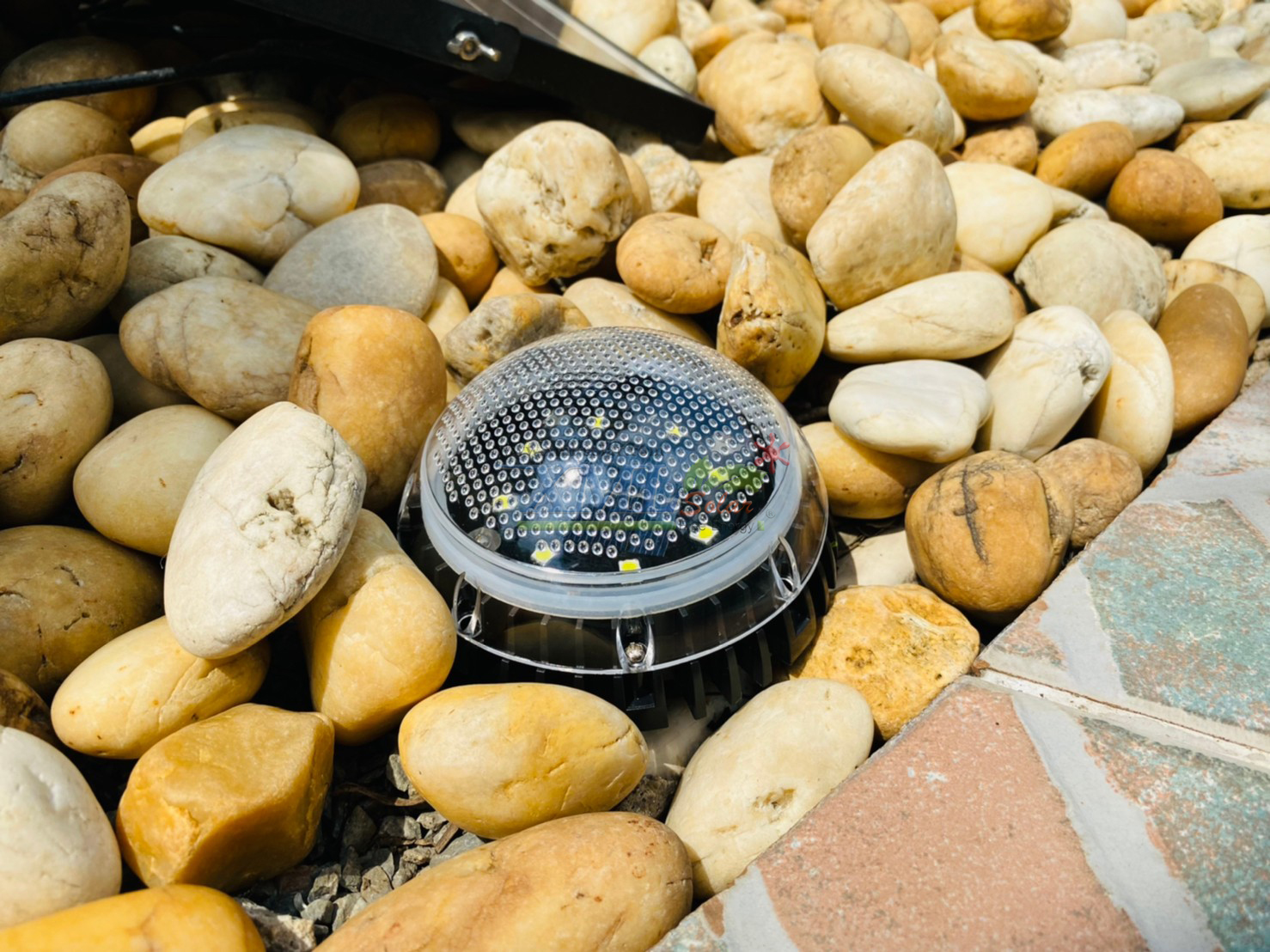 โคมไฟฝังพื้นโซล่าเซลล์ 8 LED ทรงกลมนูน (เเสง : ขาว)