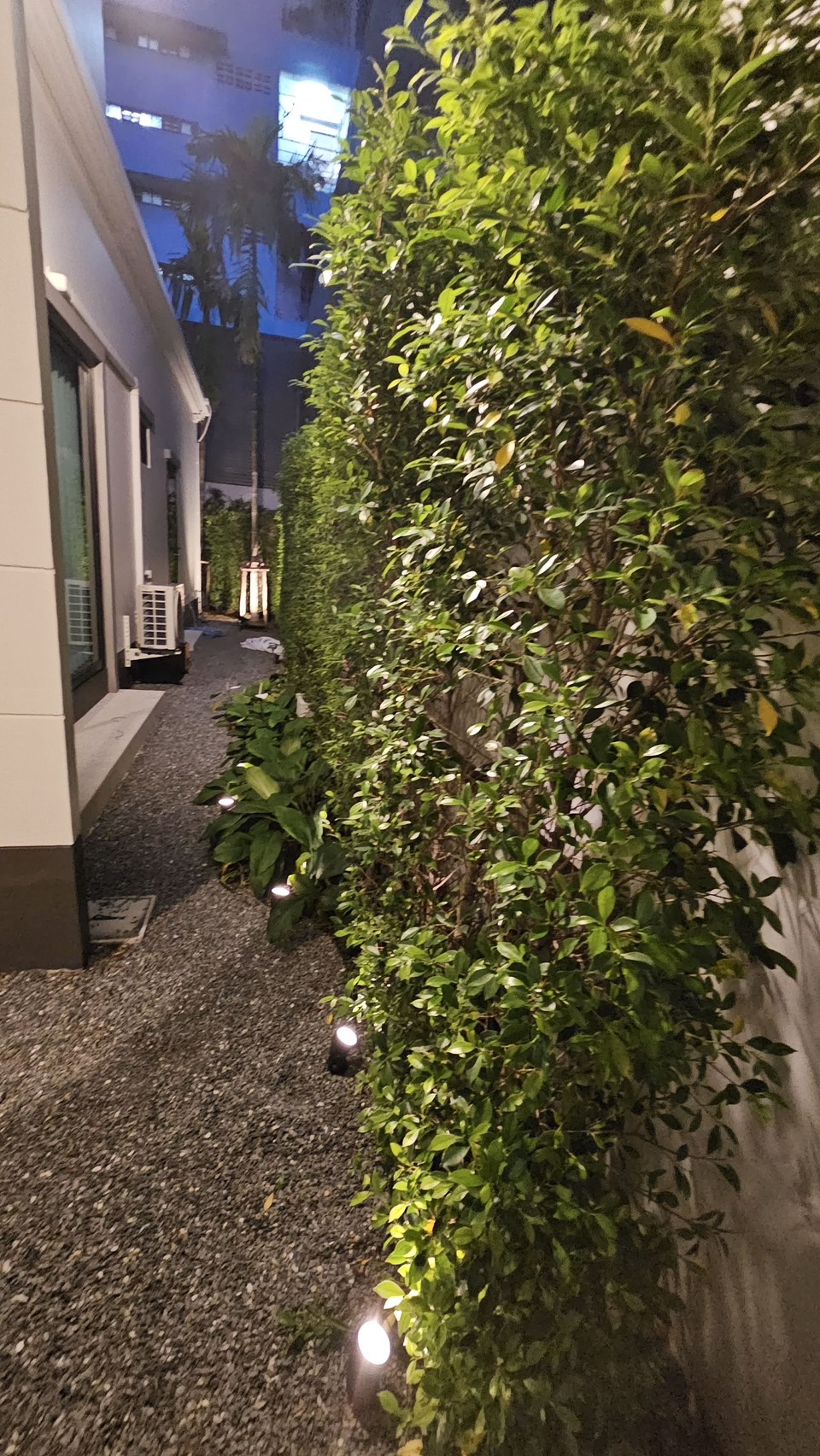 สปอร์ตไลท์ปักสนามโซล่าเซลล์ DC-17 รุ่น 4 หัว สาย 3 เมตร (แสง : เหลืองวอมไวท์)