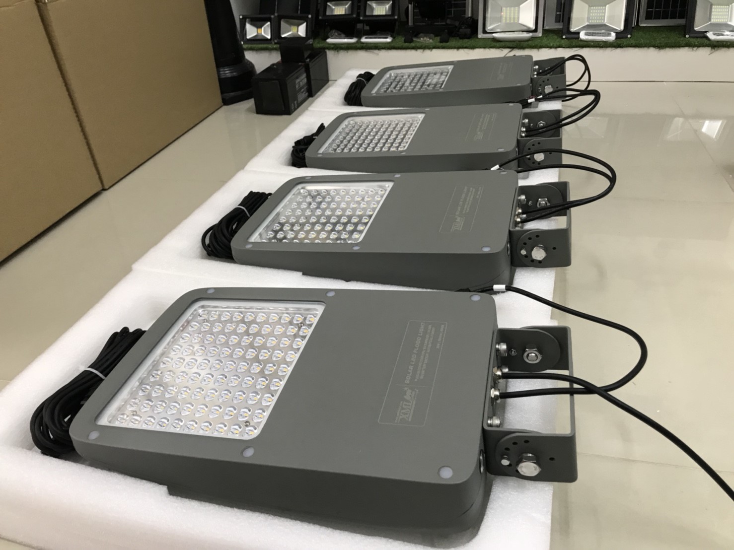 ไฟสปอตไลท์โซล่าเซลล์ 2200 Lumens. ไซต์เล็ก (เเสง : เหลืองวอมไวท์)