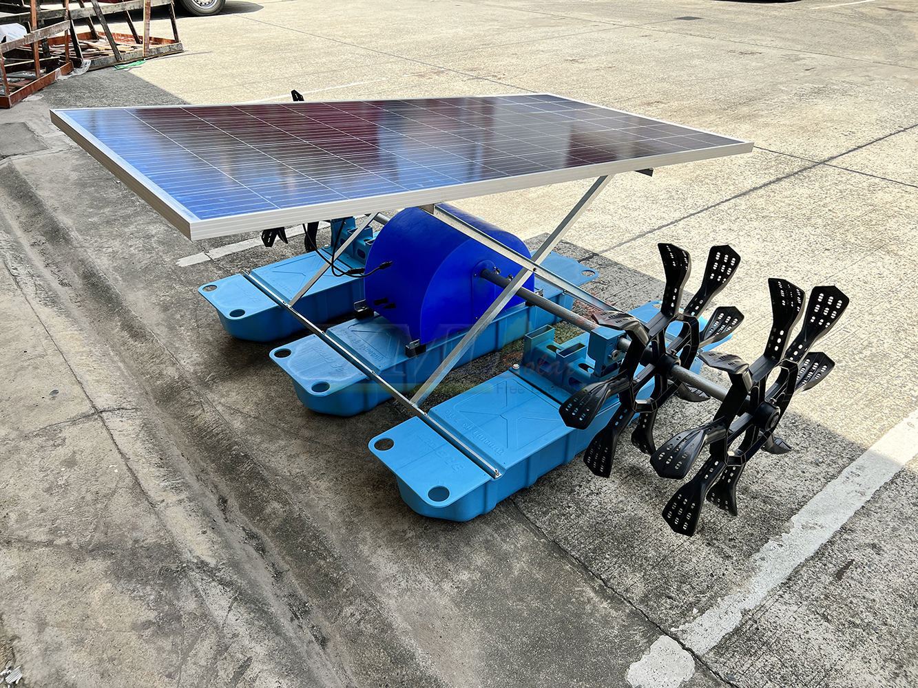 กังหันตีน้ำโซล่าเซลล์ รุ่นช้างน้อย 4 ใบพัด 3 ทุ่น