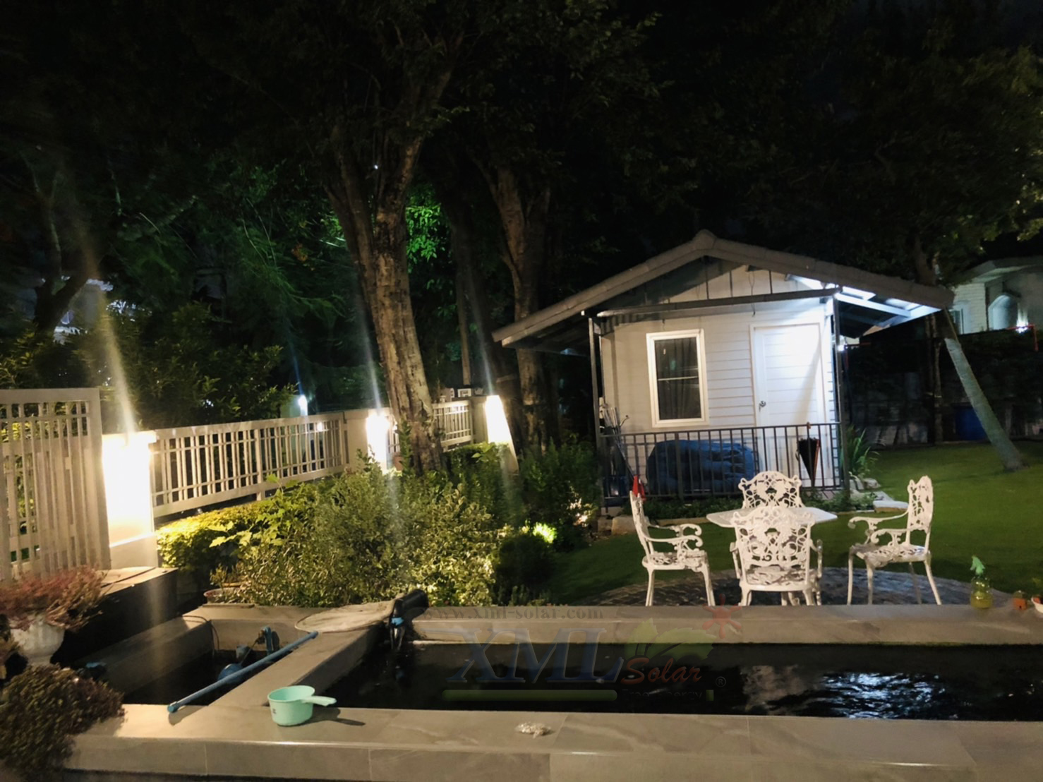 ไฟสปอตไลท์โซล่าเซลล์ 100 Watt กล่องสีน้ำตาล (เปิดได้ 3 แสง)