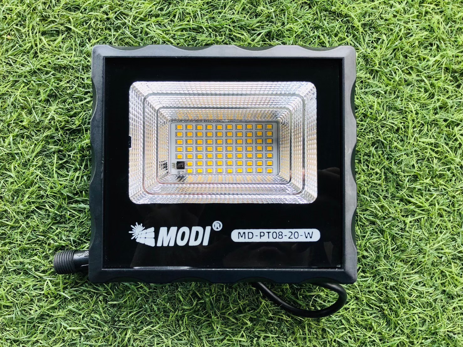 ไฟสปอตไลท์โซล่าเซลล์ 20 W รุ่น MD-PT08 (เเสง : เหลืองวอมไวท์)