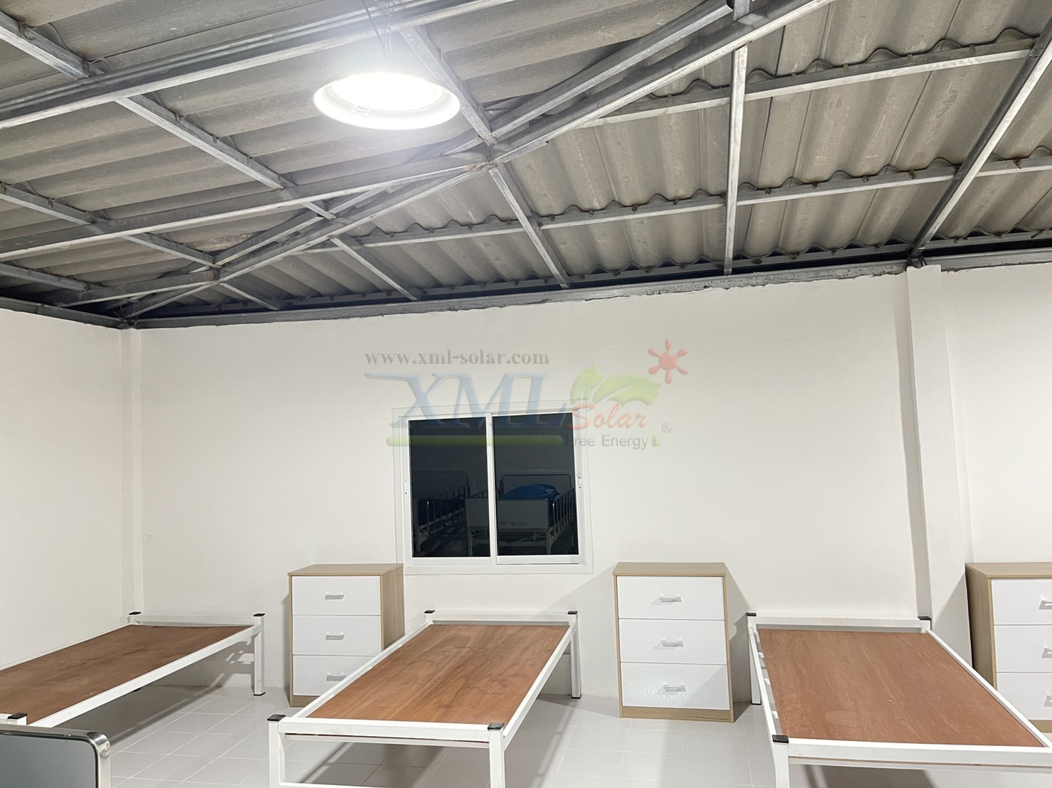 โคมไฟโซล่าเซลล์ ทรง Highbay รุ่นใหญ่ 300W. แบรนด์ Modi * XML-Solar (แสง : ขาว)