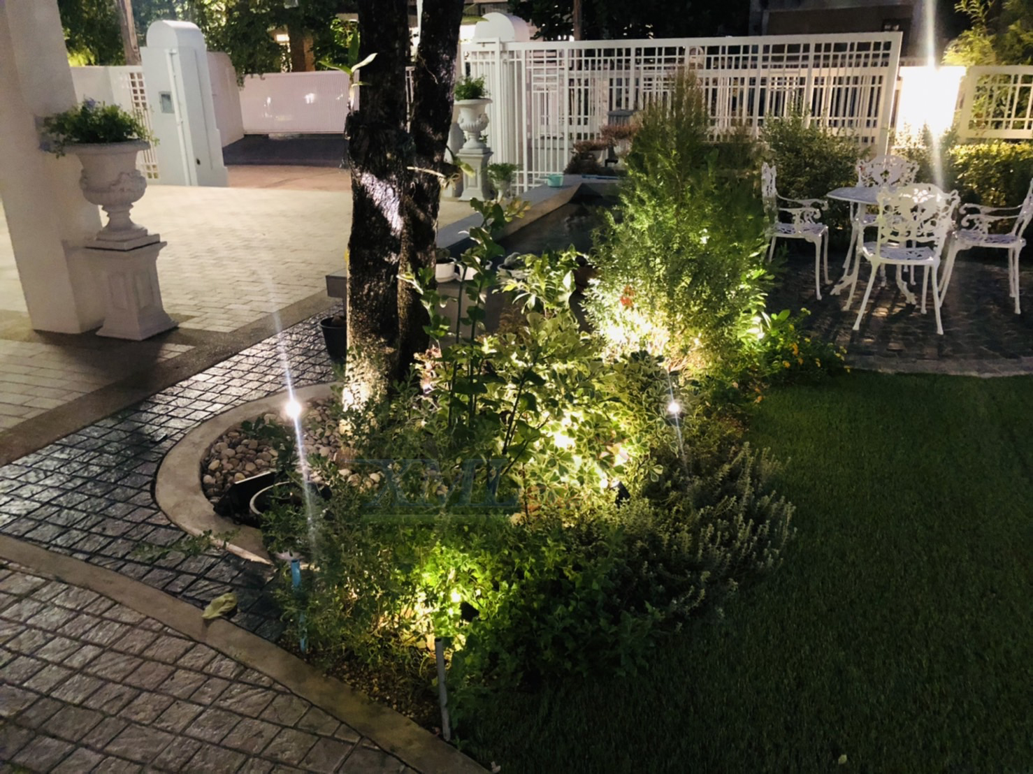 สปอร์ตไลท์ปักสนามโซล่าเซลล์ (รุ่น 4 หัว) (เเสง : เหลืองวอมไวท์)