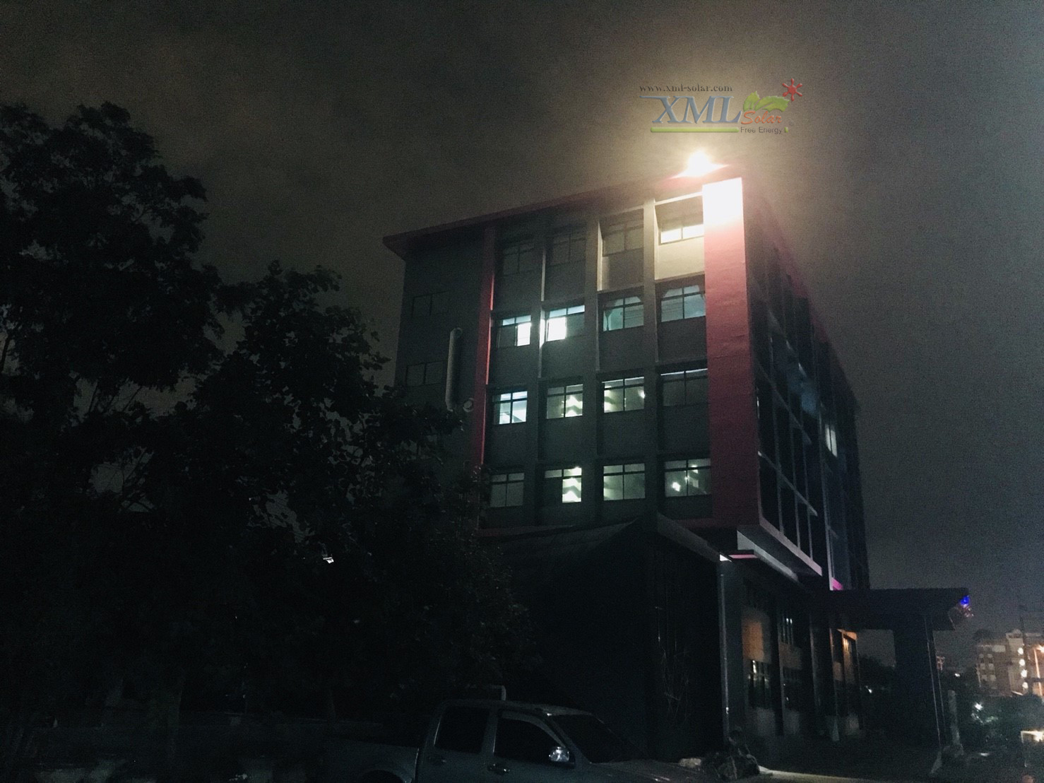 ไฟสปอตไลท์โซล่าเซลล์ 6500 Lumens. ไซต์ใหญ่ (เเสง : เหลืองวอมไวท์)