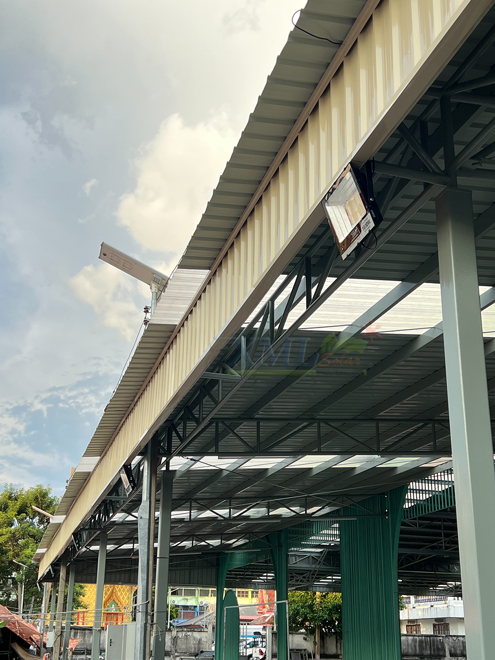 ไฟสปอตไลท์โซล่าเซลล์ 500 Watt กล่องสีน้ำตาล (เปิดได้ 3 แสง)