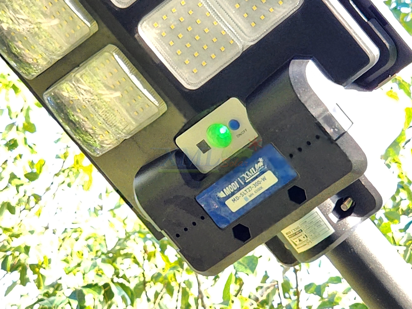 โคมไฟถนนโซล่าเซลล์ 300W รุ่น MD-SLT27-300W (แสง : ขาว)(ระบบสว่างค้าง)