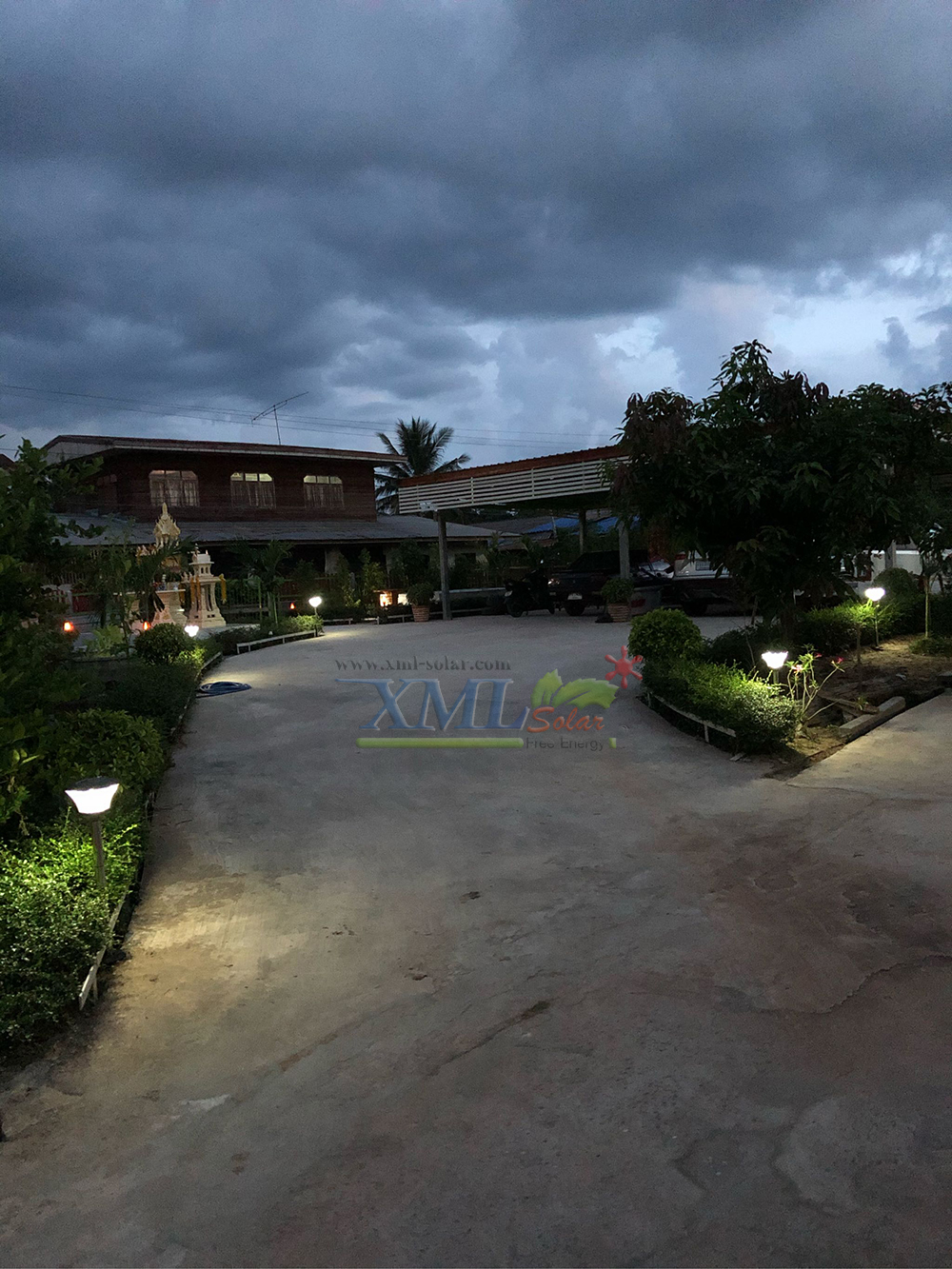 ไฟปักสนามโซล่าเซลล์ 8 Super SMD LED (แบบกลม) สูง 80 ซม. (เเสง : เหลืองวอมไวท์)