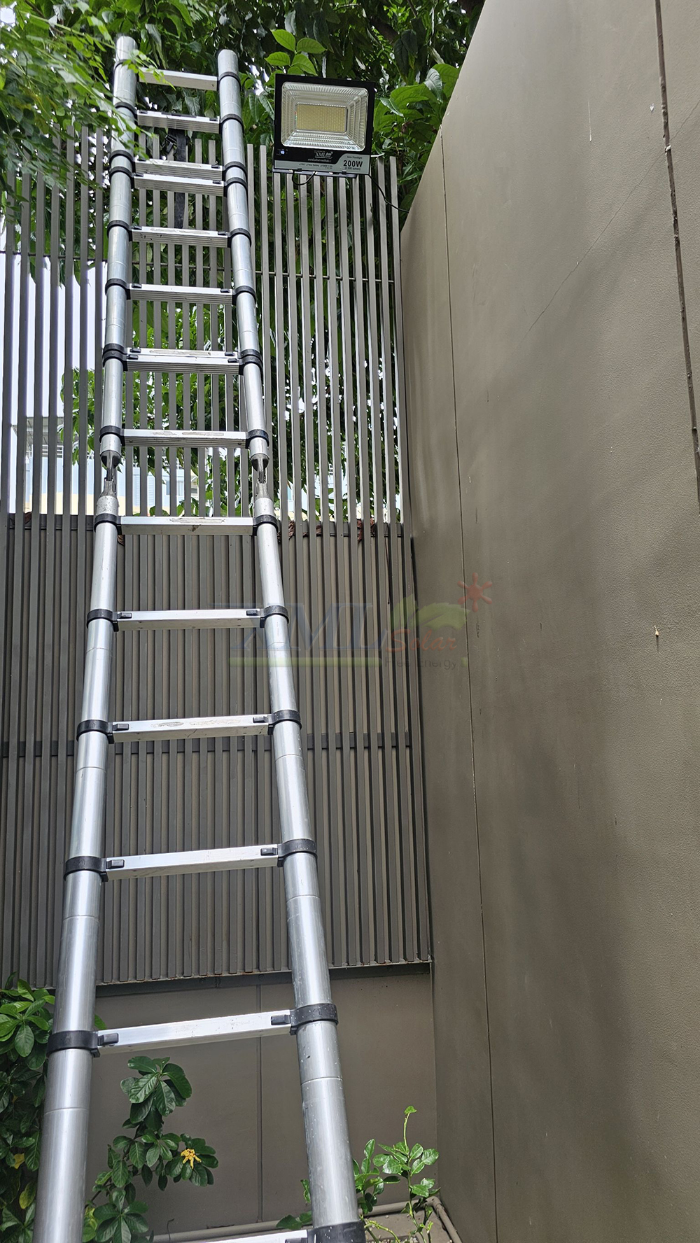 ไฟสปอตไลท์โซล่าเซลล์ 200 Watt กล่องสีน้ำตาล (เปิดได้ 3 แสง)