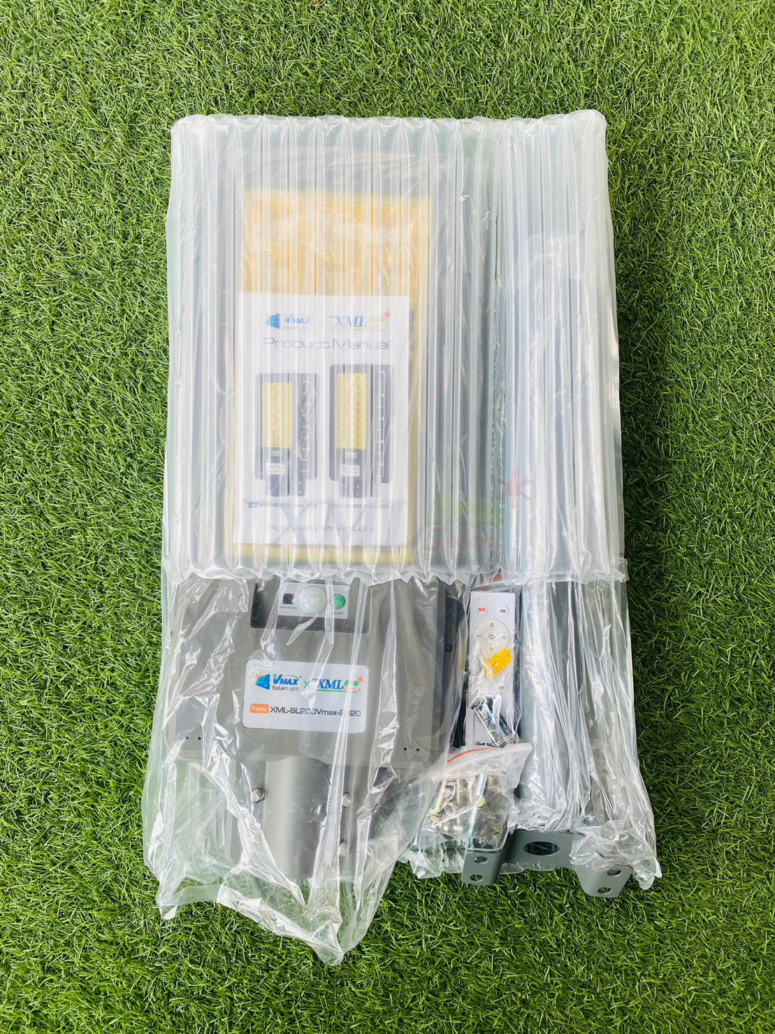 โคมไฟถนนโซล่าเซลล์ Vmax x XML 200W Series 2020 (แสง : เหลืองวอมไวท์)