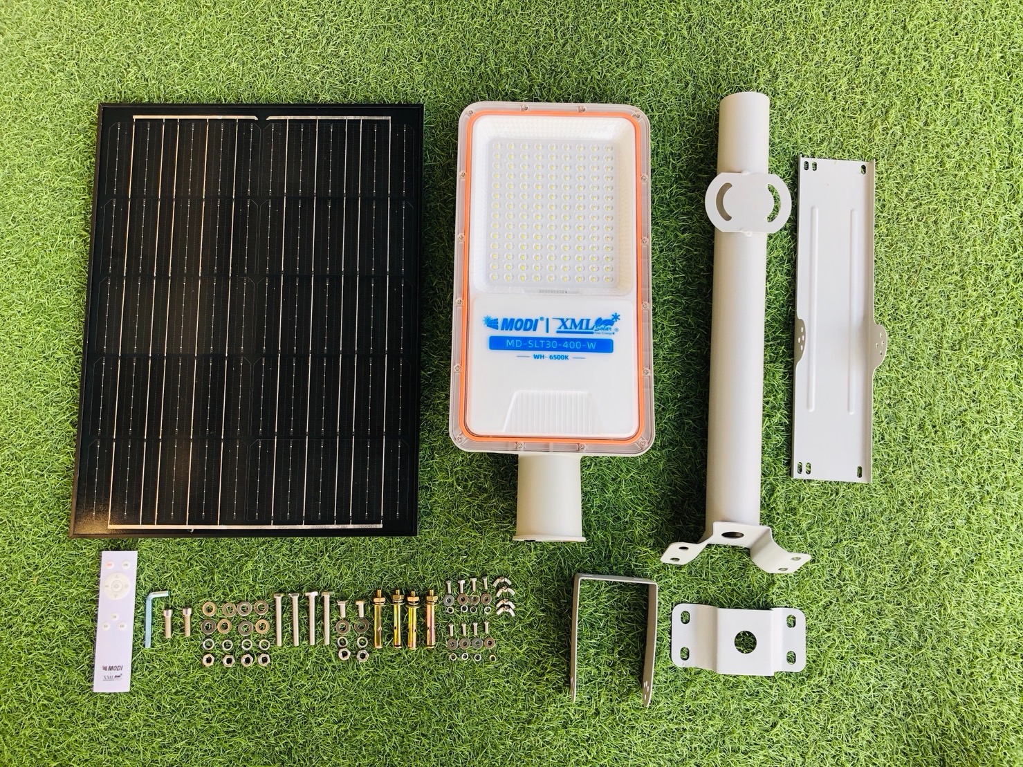 โคมไฟถนนโซล่าเซลล์ 400W รุ่น MD-SLT30-400W (แสง : ขาว)