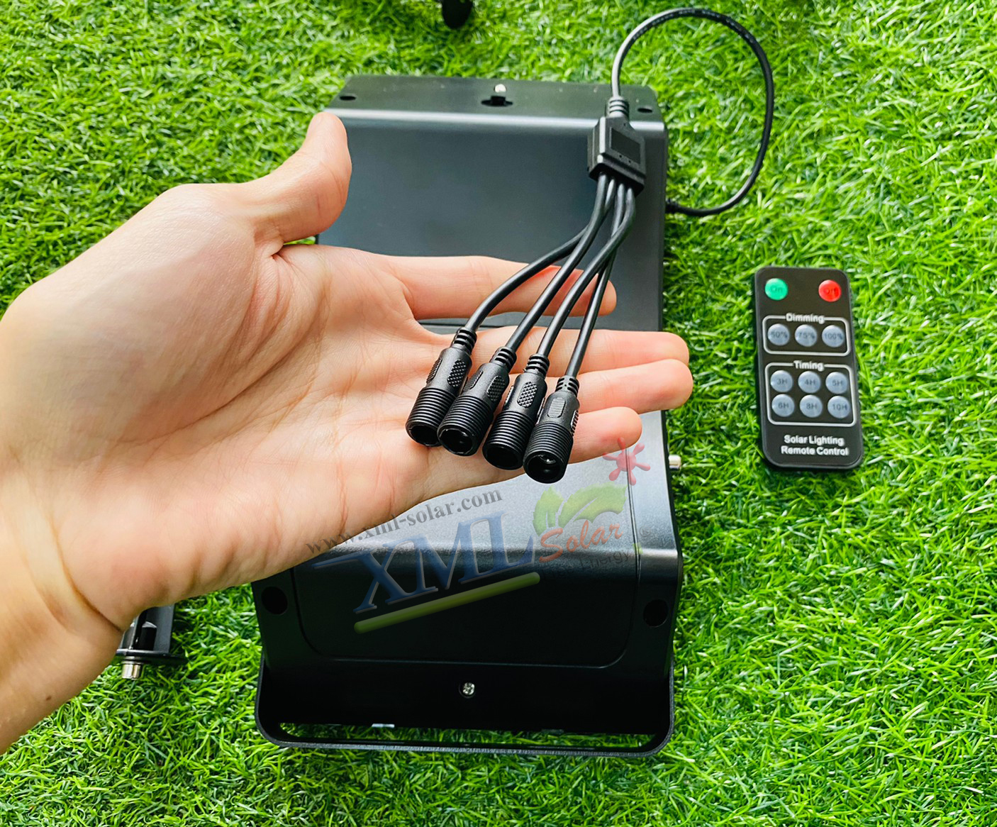 สปอร์ตไลท์ปักสนามโซล่าเซลล์ (รุ่น 4 หัว) (เเสง : เหลืองวอมไวท์)