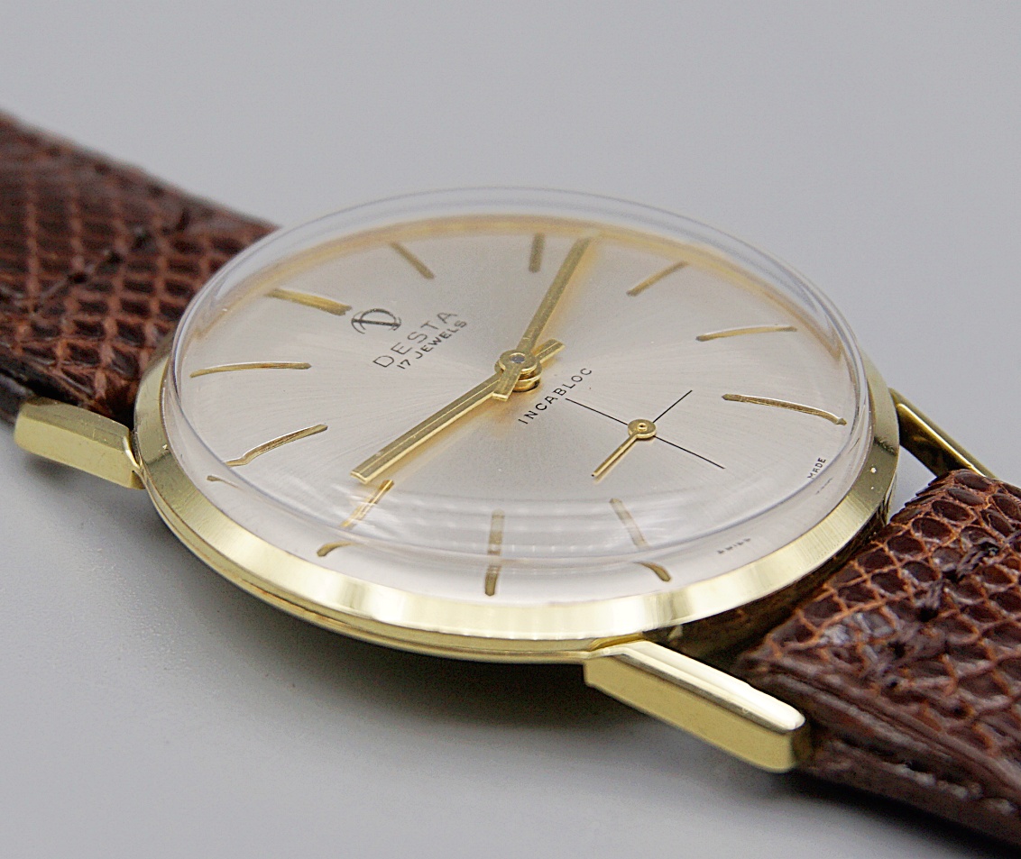 นาฬิกาเก่า DESTA ไขลานสองเข็มครึ่ง
