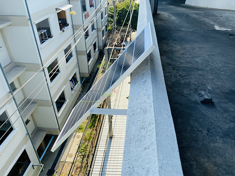 ไฟสปอตไลท์โซล่าเซลล์ 300W SLIM (แสง : เหลืองวอมไวท์)