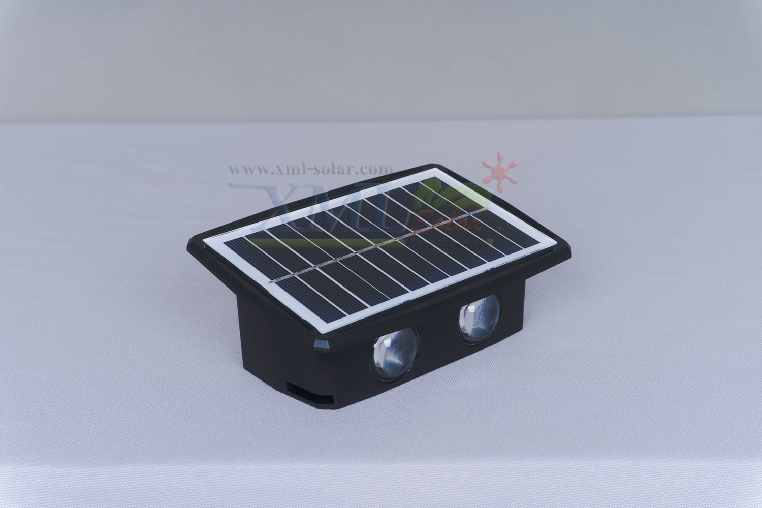 โคมไฟผนังโซล่าเซลล์ 4 LED รุ่นส่องบนล่าง (แสง : เหลืองเข้ม)