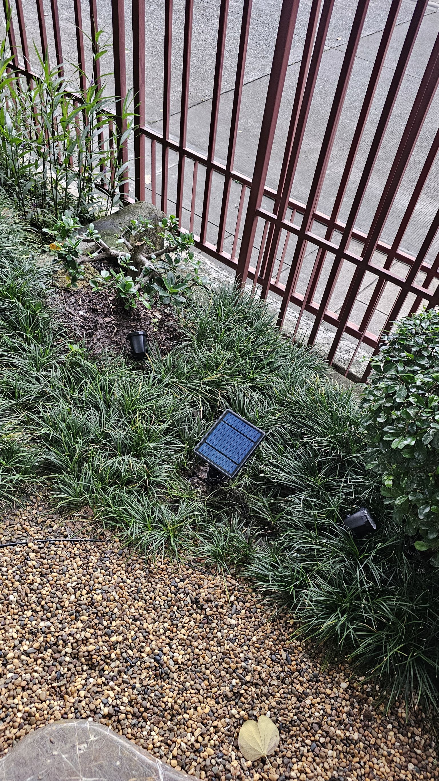 สปอร์ตไลท์ปักสนามโซล่าเซลล์ DC-16 รุ่น 2 หัว สาย 3 เมตร (แสง : เหลืองวอมไวท์)