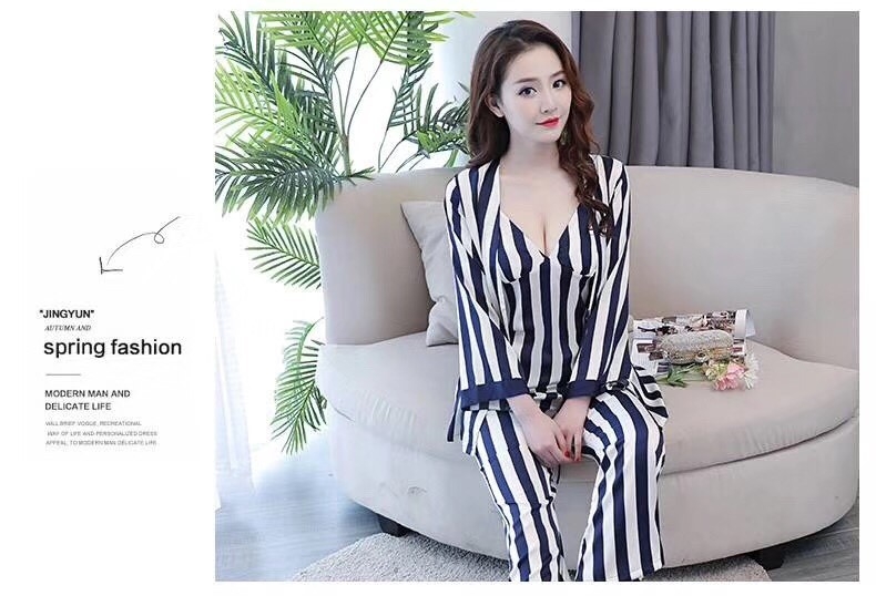 ชุดนอนผ้าซิลค์ซาติน เซ็ต 3 ชิ้น สายเดี่ยว เสื้อคลุม กางเกง จะใส่นอนก็สบายหรือจะใส่ไปปาร์ตี้ก็ได้ มี 3 สี กรม ชมพู เขียว ราคา ชุดละ