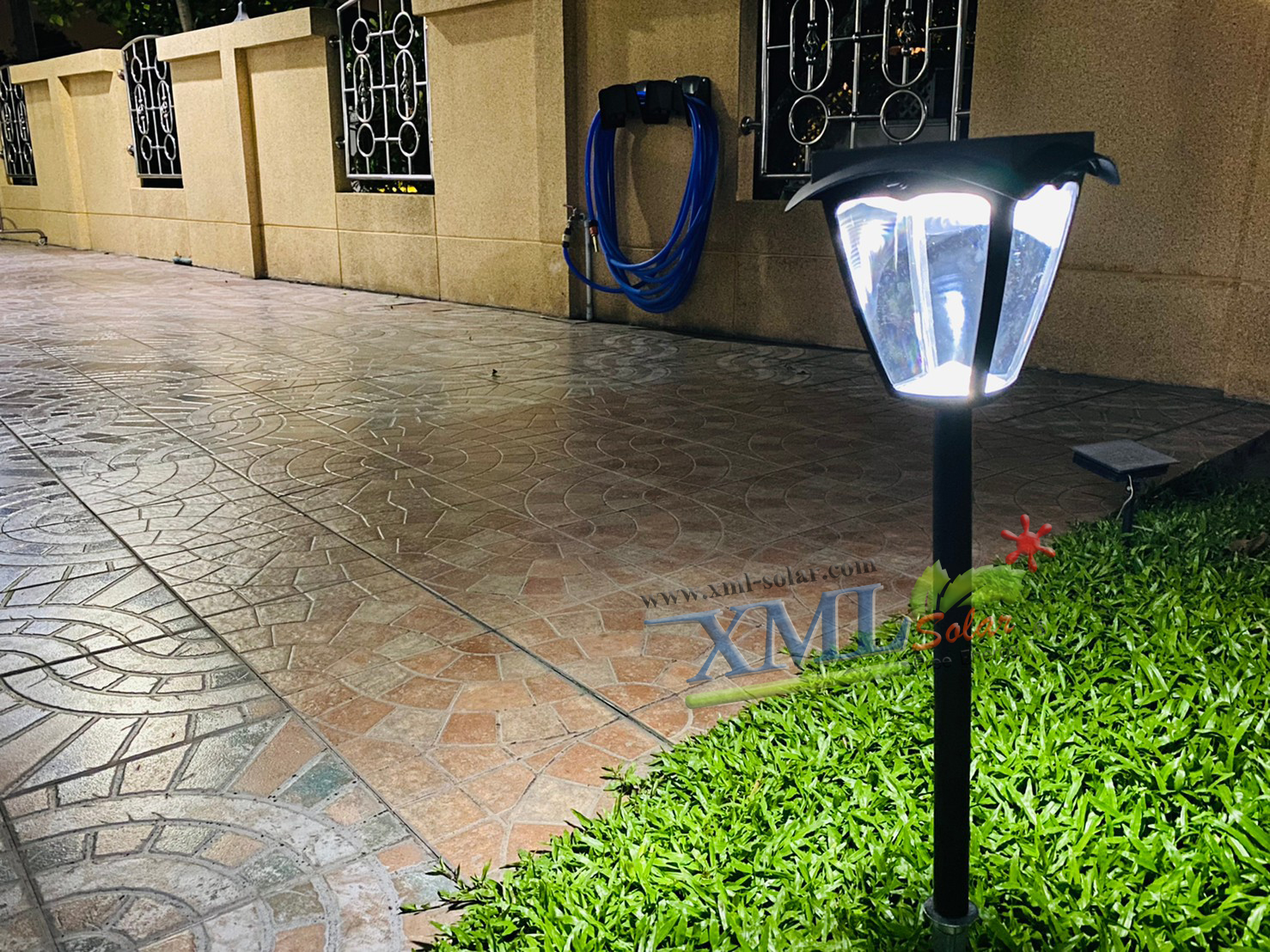 โคมไฟปักสนามโซล่าเซลล์ สไตล์ยุโรป (เเสง : ขาว + เหลืองวอมไวท์)