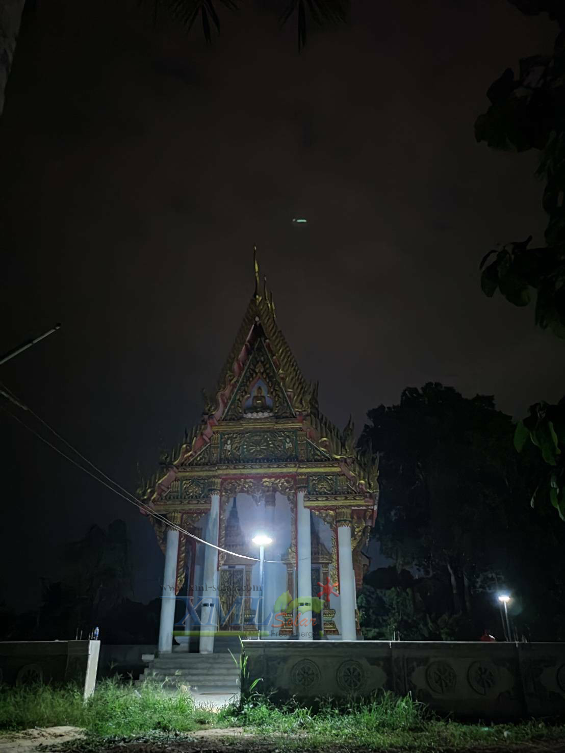 ชุดเสาพร้อมโคม SET B (โคมไฟโซล่าเซลล์ UFO SLT28-300W + เสาเหล็กดำสูง 2.82 เมตร)(แสงขาว)