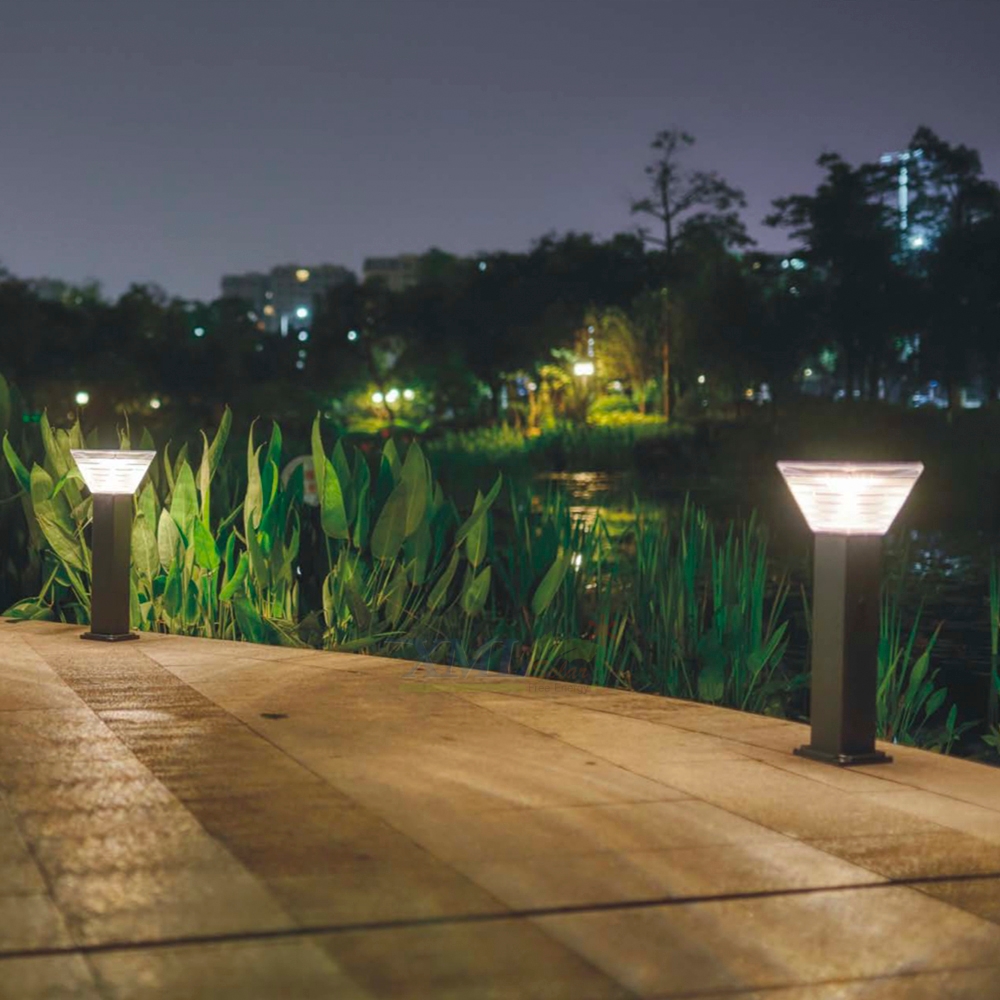 ไฟตั้งพื้นโซล่าเซลล์ ทรง พีระมิด สีดำ โคมใส (60 cm) (แสง : ขาว + เหลืองวอมไวท์)