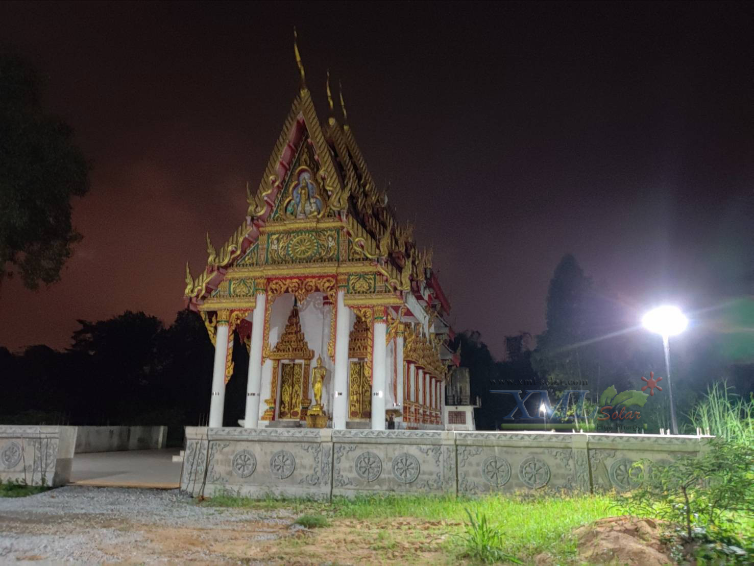 ชุดเสาพร้อมโคม SET B (โคมไฟโซล่าเซลล์ UFO SLT28-300W + เสาเหล็กดำสูง 2.82 เมตร)(แสงขาว)