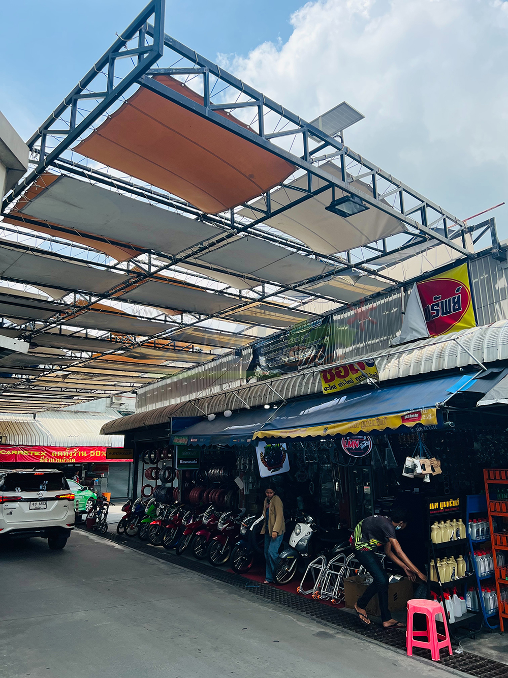 สปอร์ตไลท์โซล่าเซลล์ 200 W. รุ่นใหม่ JD8200L (แสง : เหลืองวอมไวท์)