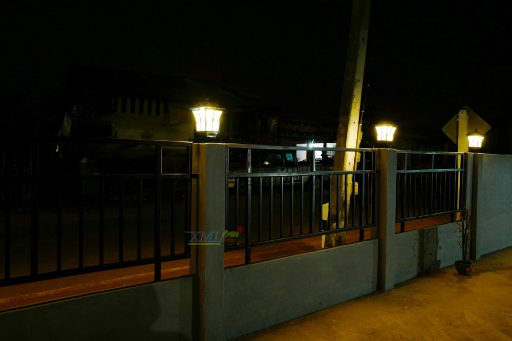 โคมไฟหัวเสาโซล่าเซลล์ + AC ทรง Grand เเบบที่ 2 (สีดำ) (เเสง : ขาว + เหลืองวอมไวท์) (37 cm.)