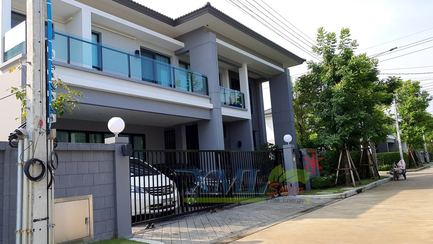 โคมไฟหัวเสาโซล่าเซลล์ ทรงกลมฐานสเเตนเลส (30 ซม.) + Remote (เปิดได้ 3 แสง)+AC