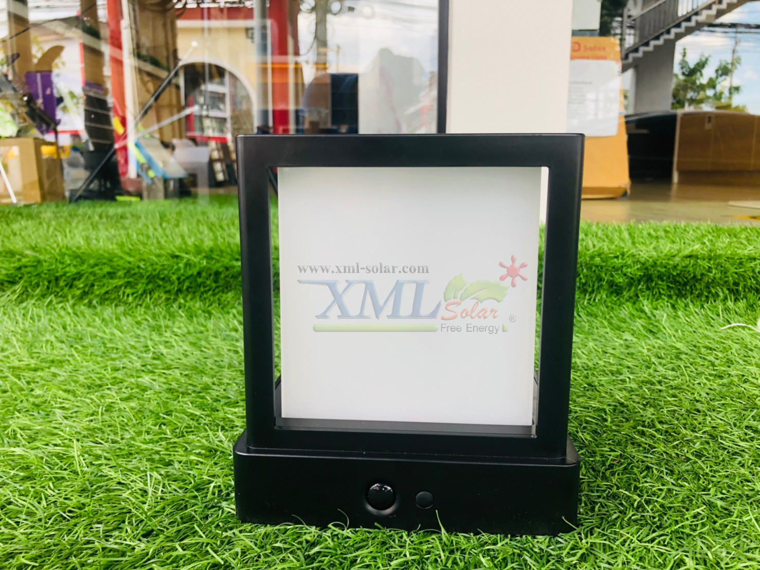 ไฟตั้งพื้นโซล่าเซลล์ ทรงลูกบาศก์ 1000 Lumen + Motion sensor (เเสง : เหลืองวอมไวท์)