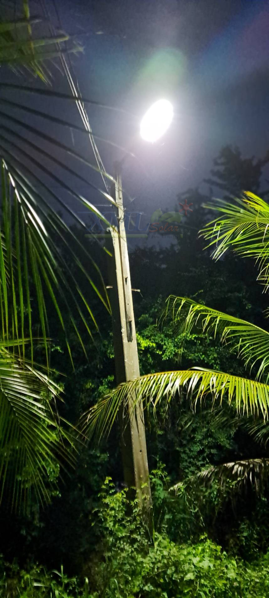 โคมไฟถนนโซล่าเซลล์ รุ่น MD-SLT40 (60W/120W/180W/240W)(แสง : ขาว) แถมฟรี!! ไฟปักสนามโซล่าเซลล์ รุ่น XML-G-SSL-001