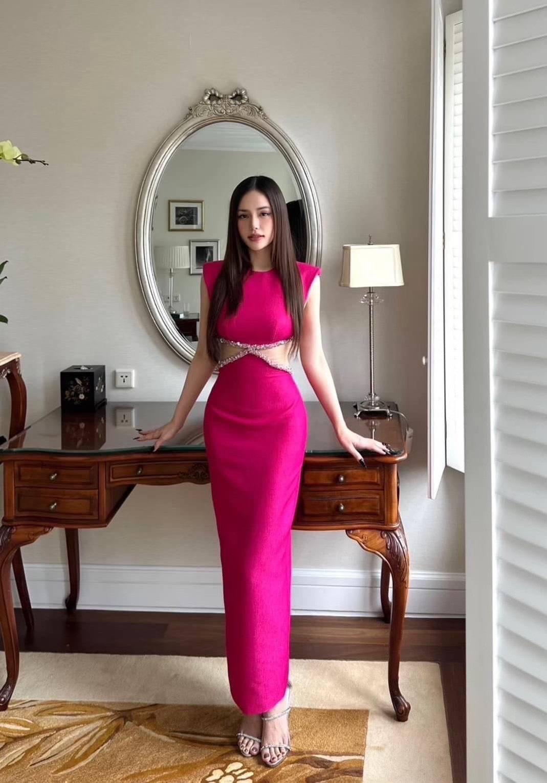 เดรสแขนกุดตัวยาวเข้ารูปสีชมพูแป๋น เว้าเอวแต่งเพชร ใส่vacayถ่ายรูปกับแก๊งค์เพื่อนๆไม่มีผิดหวังเลยค่า ห้ามพลาดเลยน้าตัวนี้