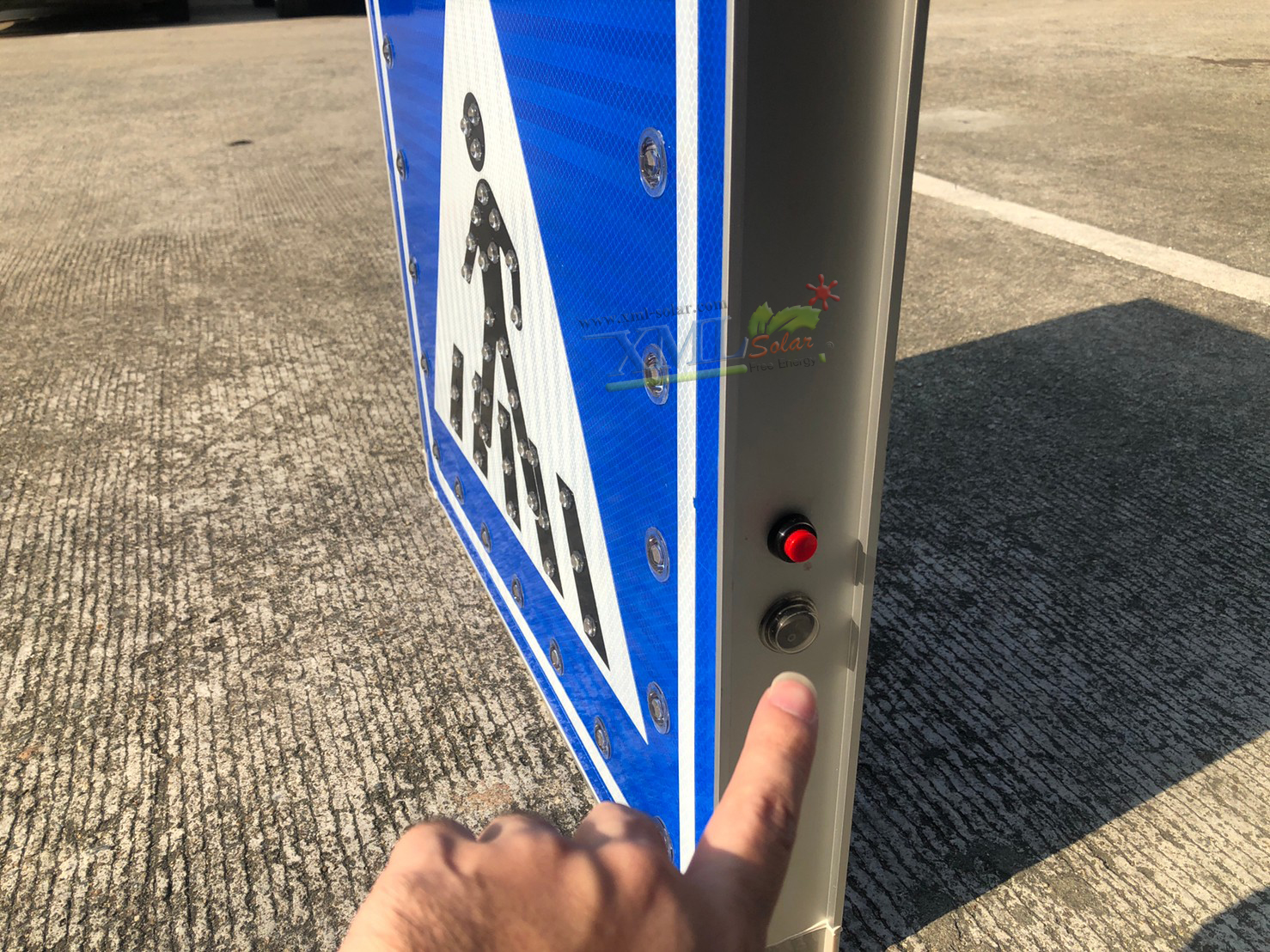 ป้ายไฟเตือนโซล่าเซลล์ คนข้ามถนน ใหม่