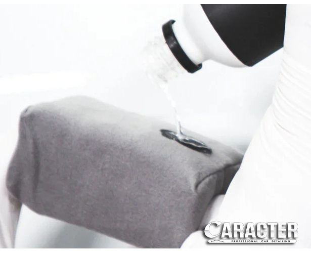 ฟองน้ำหุ้มหนังกลับ CARACTER Suede Applicator