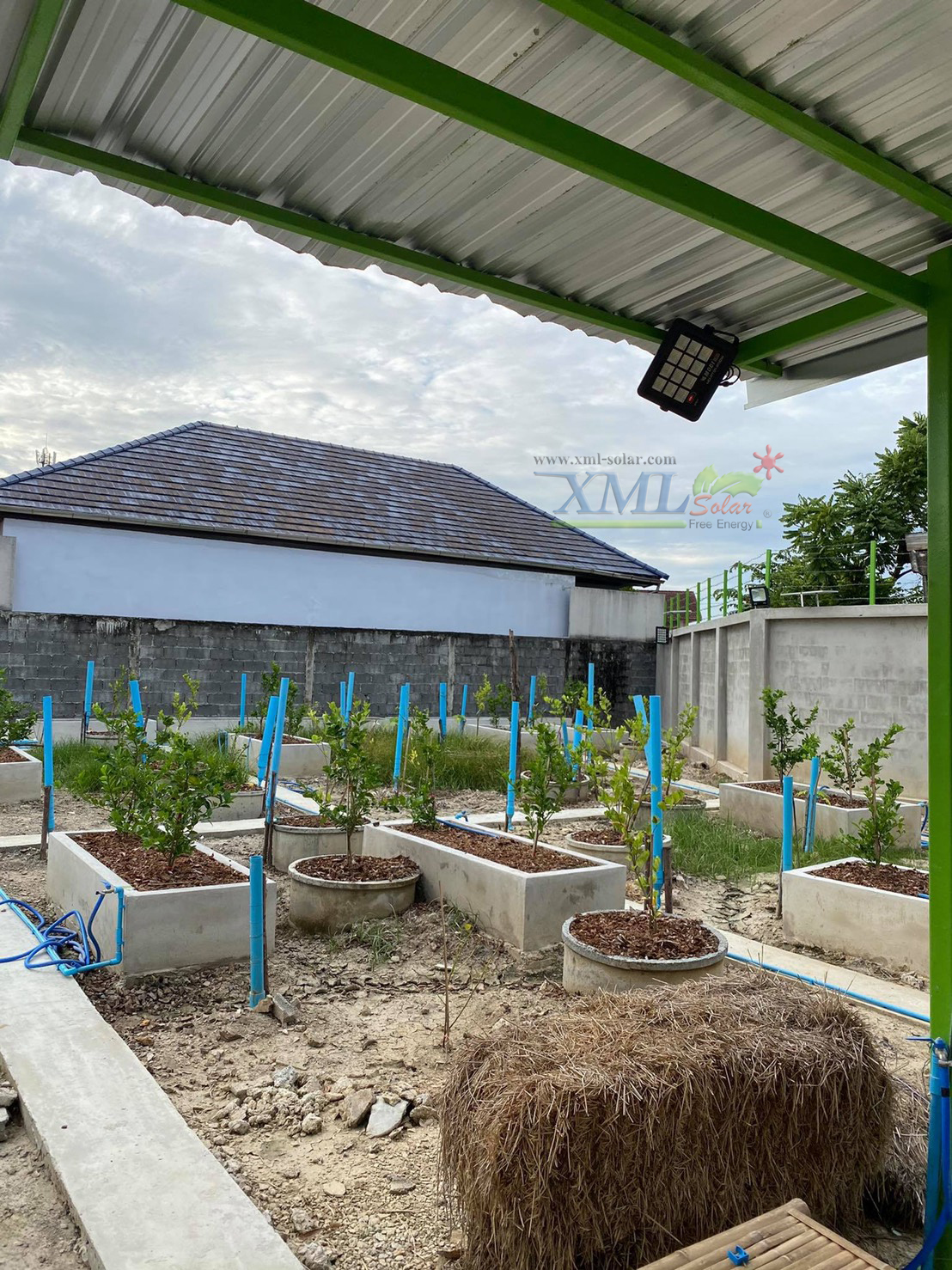 ไฟสปอตไลท์โซล่าเซลล์ 200 W. รุ่น Modi x XML ไซต์ใหญ่ (เเสง : ขาว)