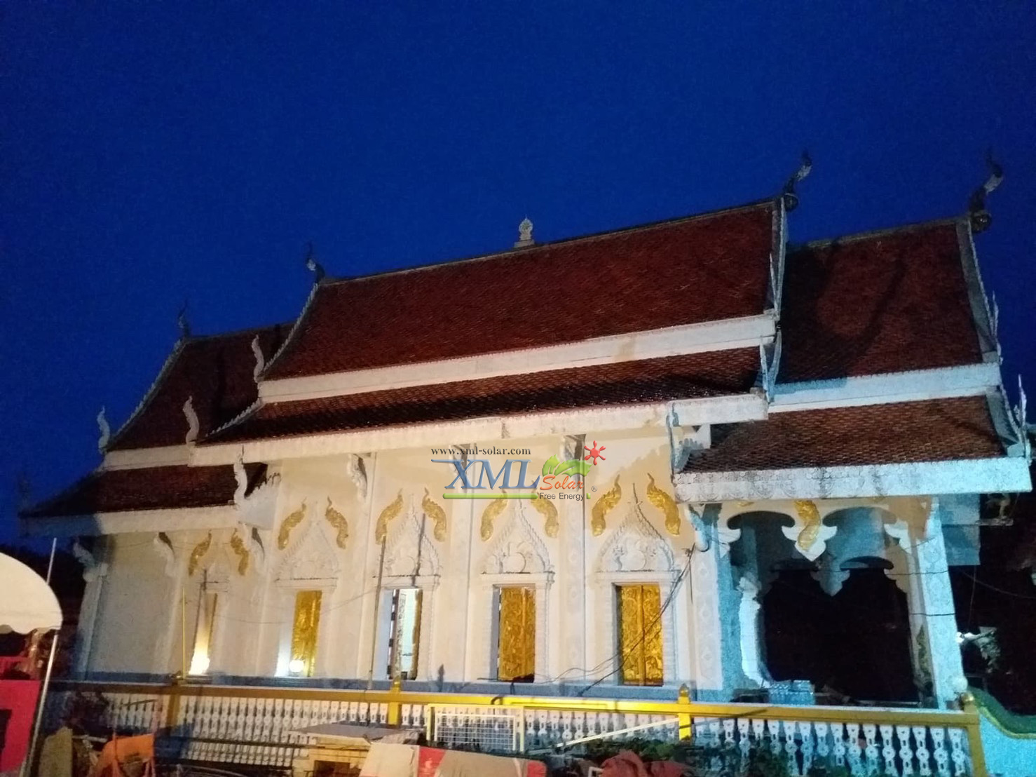 ไฟสปอตไลท์โซล่าเซลล์ 300 Watt กล่องสีน้ำตาล (เปิดได้ 3 แสง)