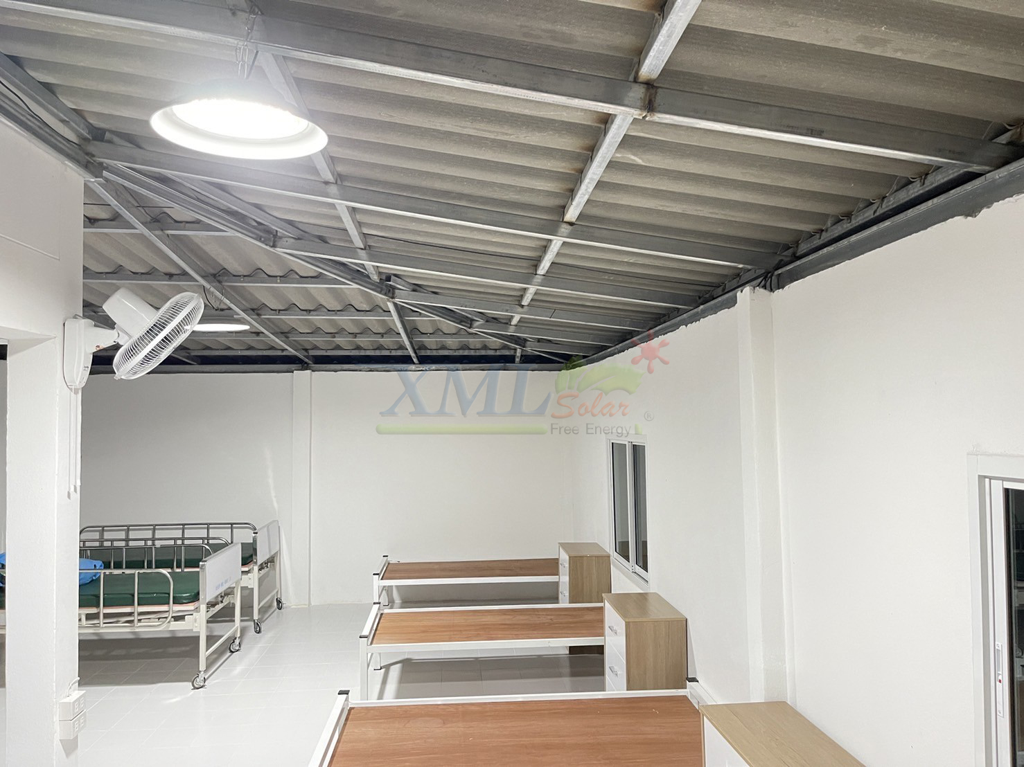 โคมไฟโซล่าเซลล์ ทรง Highbay รุ่นใหญ่ 300W. แบรนด์ Modi * XML-Solar (แสง : ขาว)