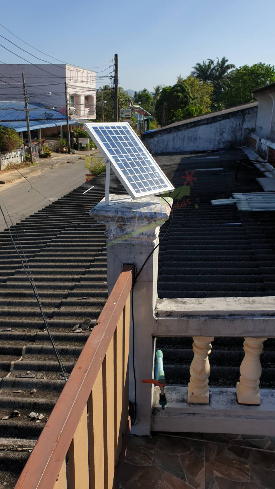 ไฟสปอตไลท์โซล่าเซลล์ 30 Watt กล่องสีน้ำตาล (เปิดได้ 3 แสง)