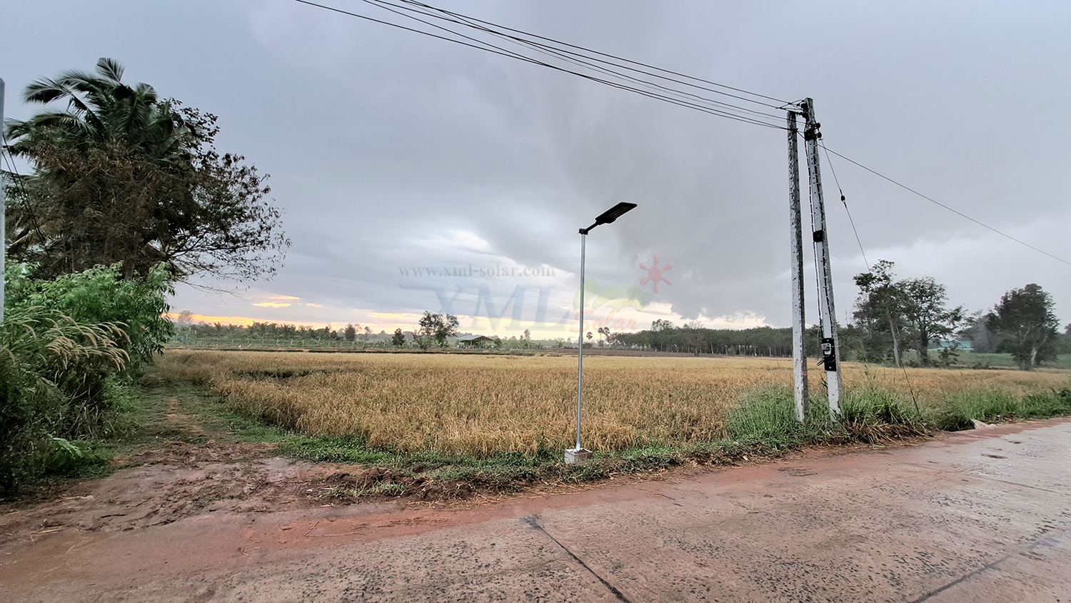 โคมไฟถนนโซล่าเซลล์ XML-Solar 300W (แสง : ขาว)(สว่างค้าง)