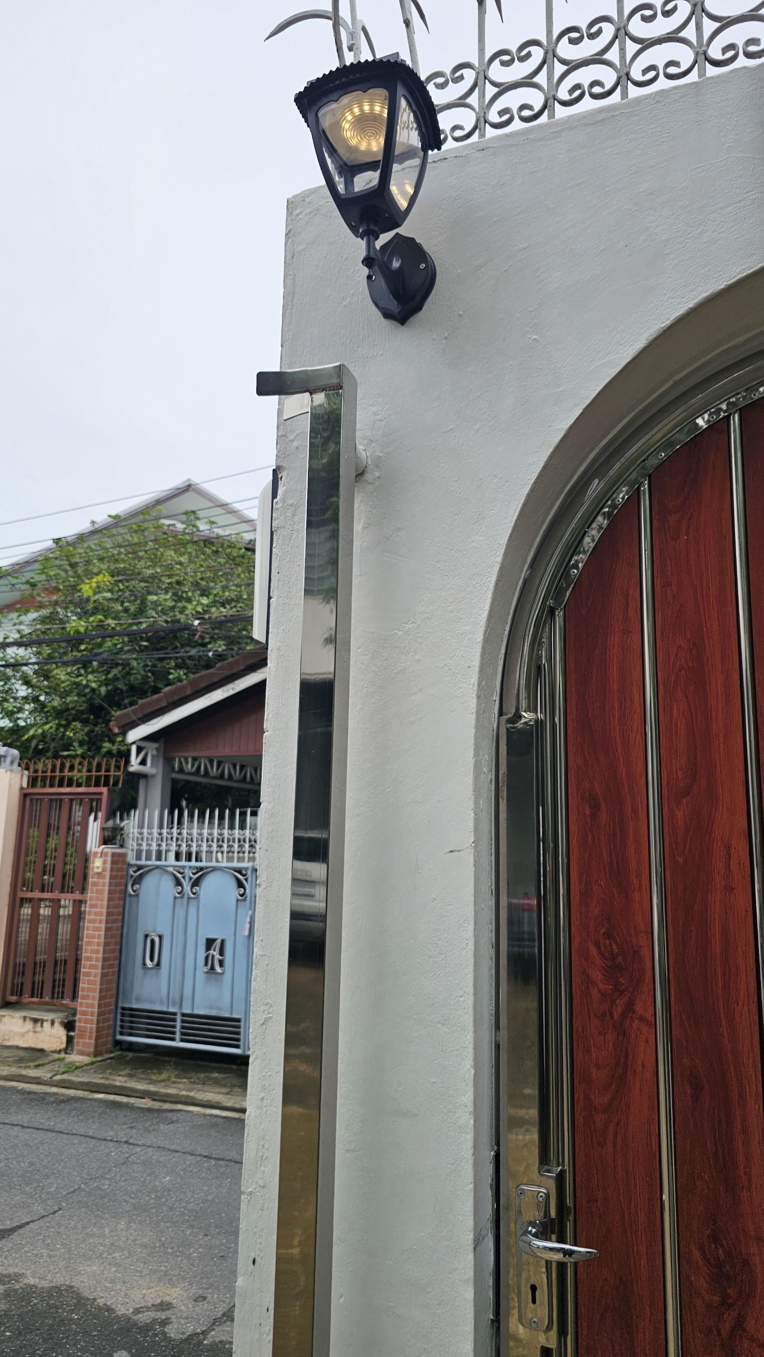 โคมไฟกิ่ง ติดผนัง โซล่าเซลล์ JD-X90 (เปิดได้ 3 แสง)(1 แถม 1)