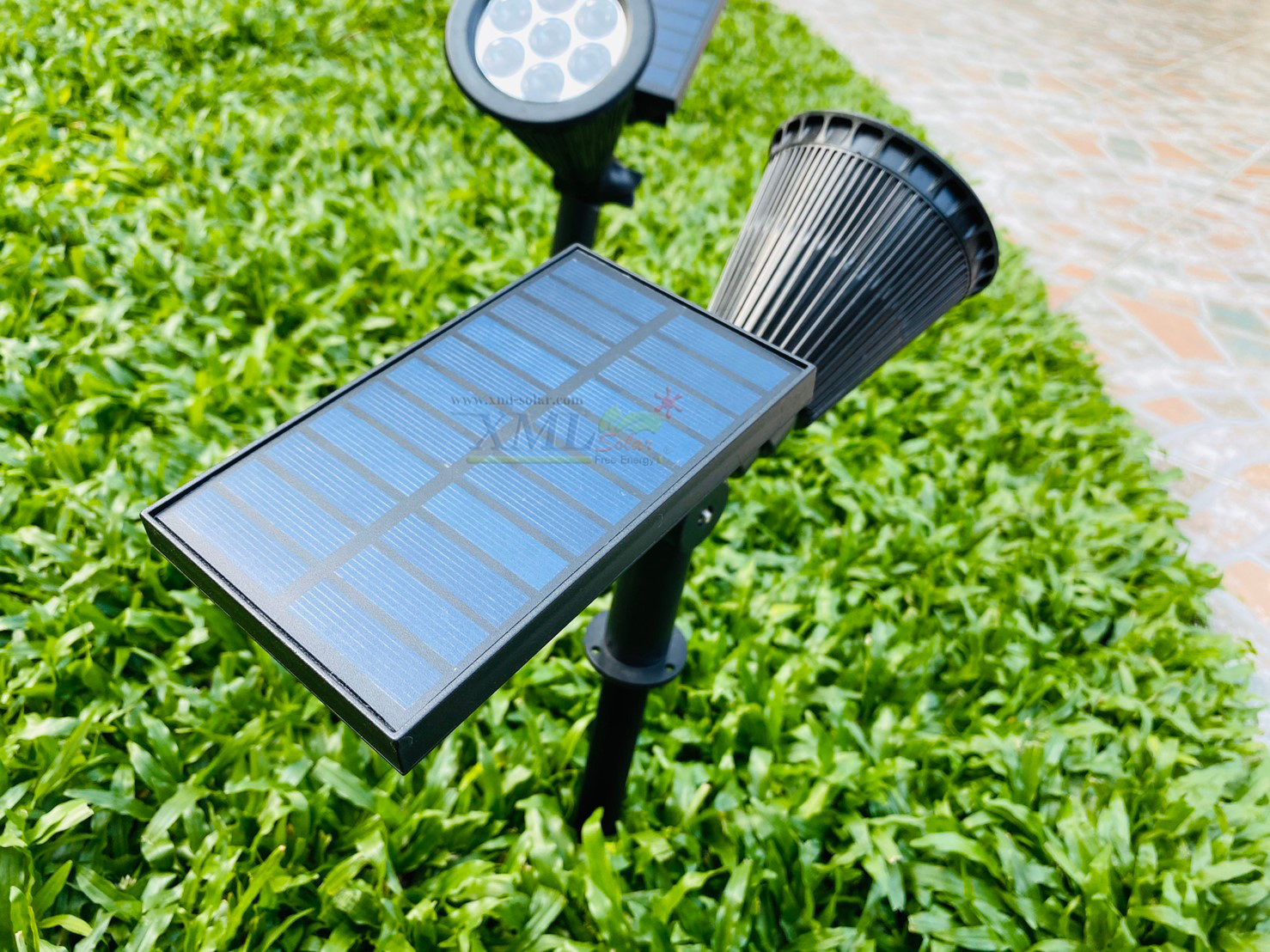 สปอร์ตไลท์ปักสนามโซล่าเซลล์ 7 LED(super bright) (เเสง : เหลืองวอมไวท์)