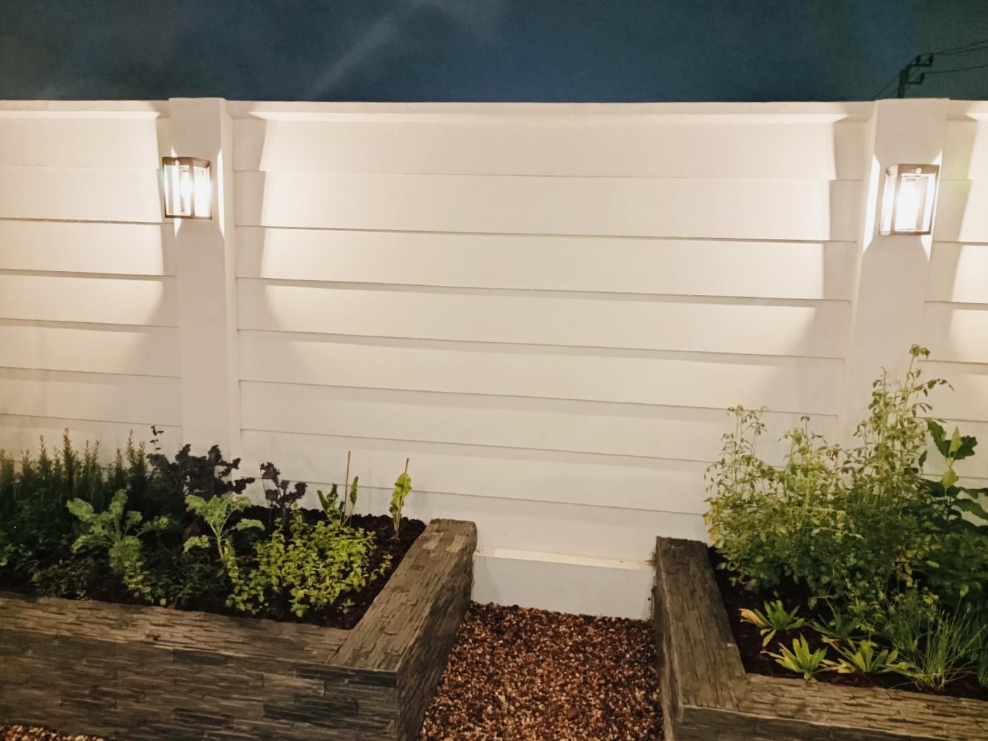 โคมไฟติดผนังโซล่าเซลล์ หลอดไส้ รุ่น TB-283 (แสง : เหลืองวอมไวท์)