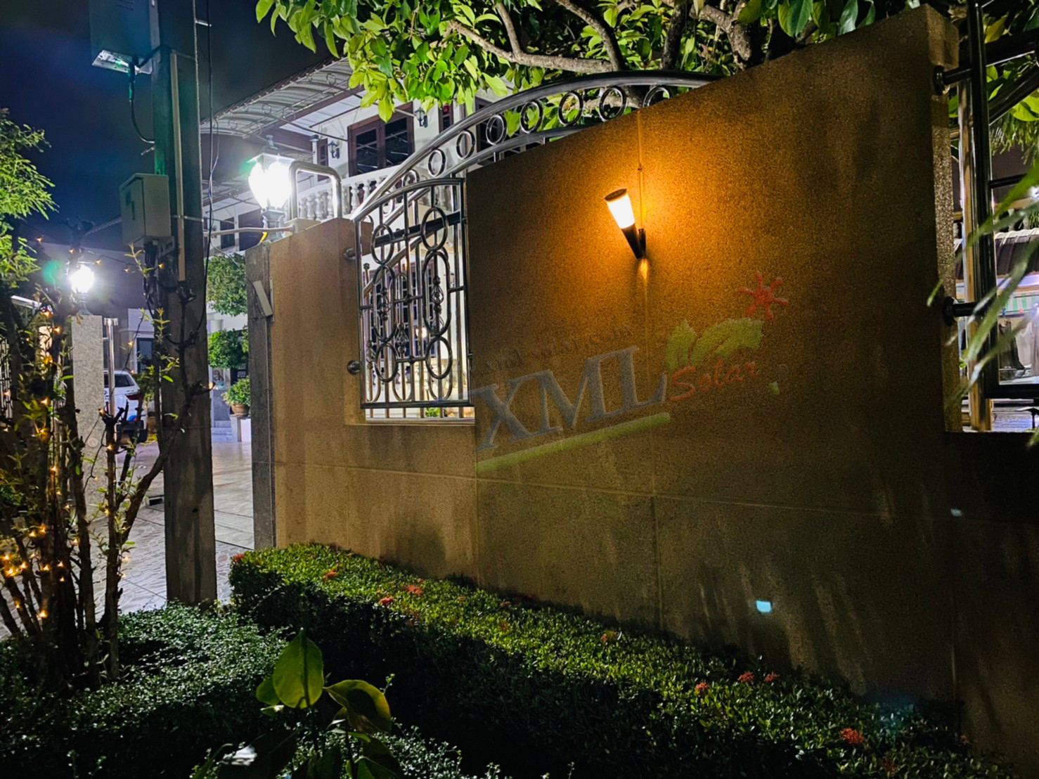 โคมไฟผนังโซล่าเซลล์ ทรงกรวย ไซต์ Mini (เเสง : ขาว + เหลืองวอมไวท์)