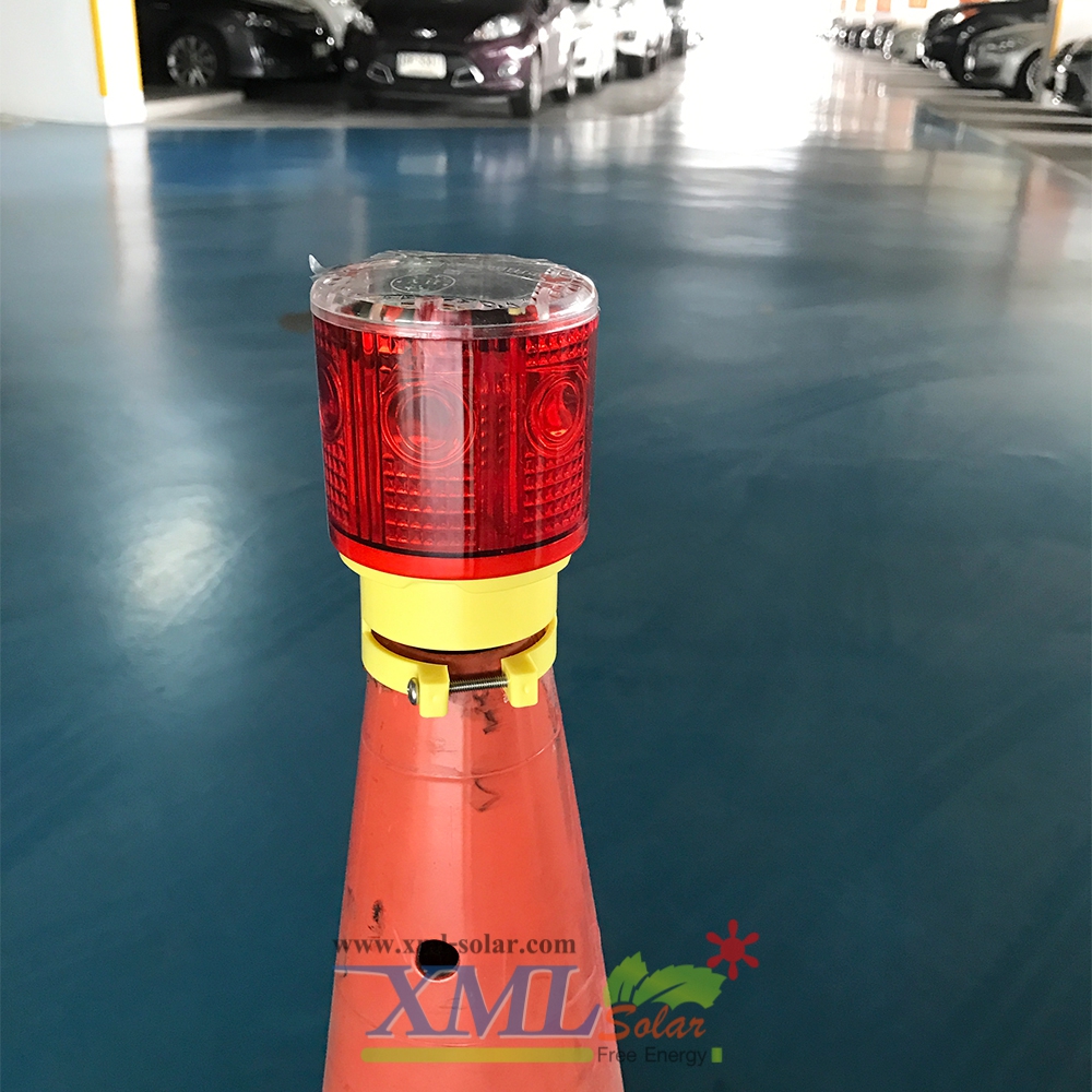 ไฟเตือนกรวยจราจร ฉุกเฉิน พลังงานเเสงอาทิตย์ (เเสง : สีเเดง)