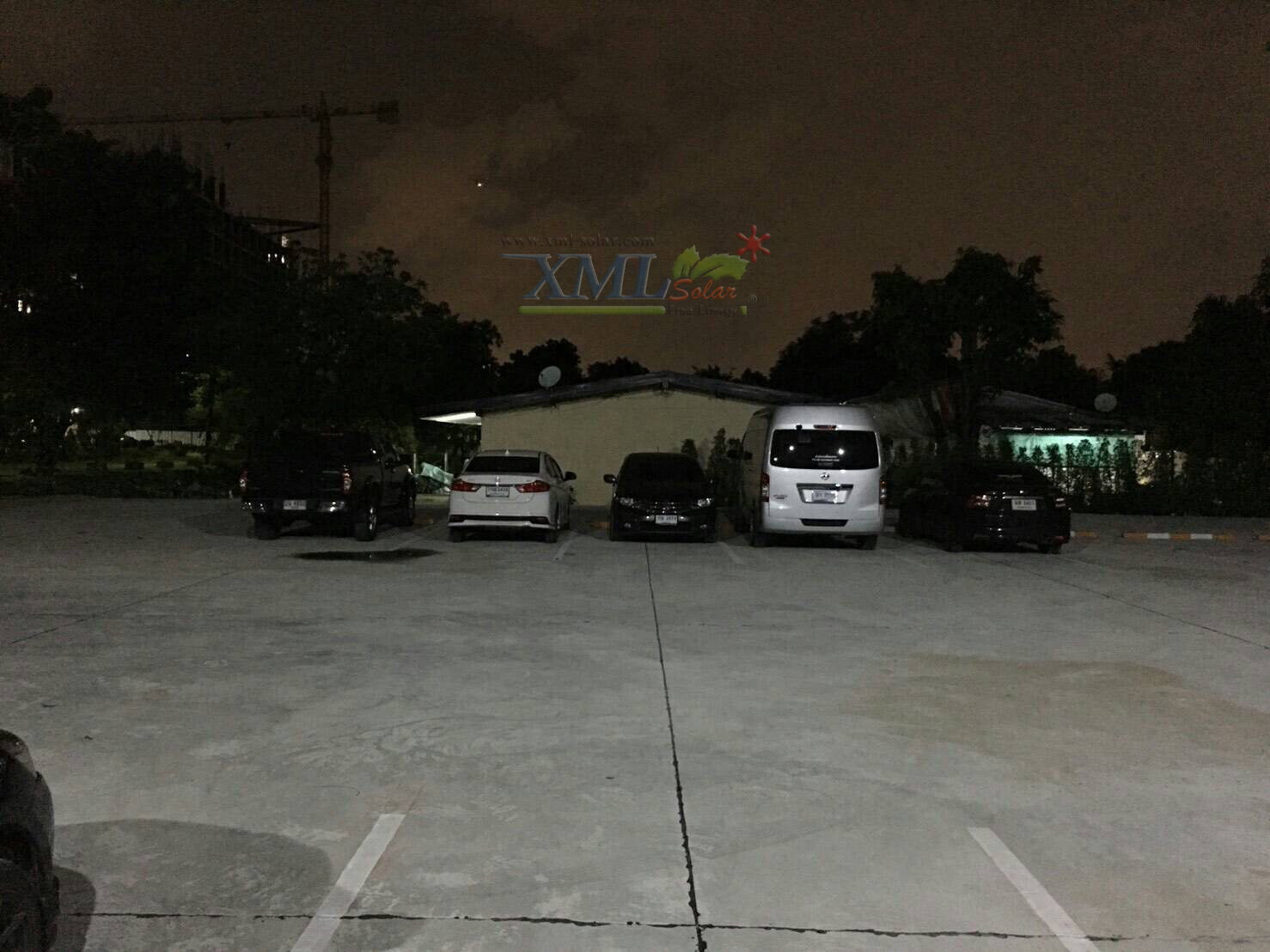 สปอร์ตไลท์โซล่าเซลล์ 300 W. รุ่นใหม่ JD8300L (แสง : ขาว)